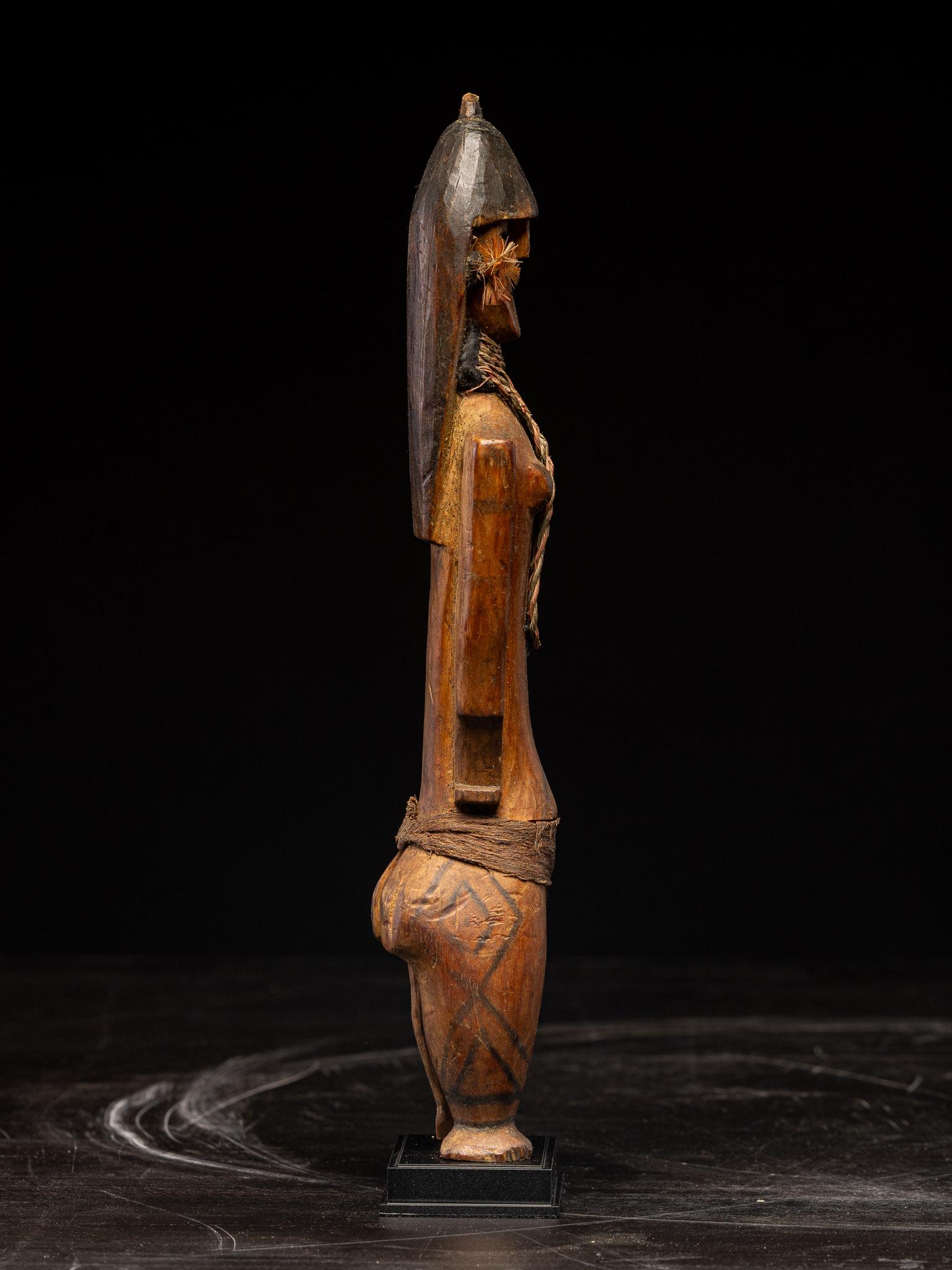 Rara muñeca Karaja ceremonial de madera con círculos distintivos en la cara, Brasil Tallado a mano en venta