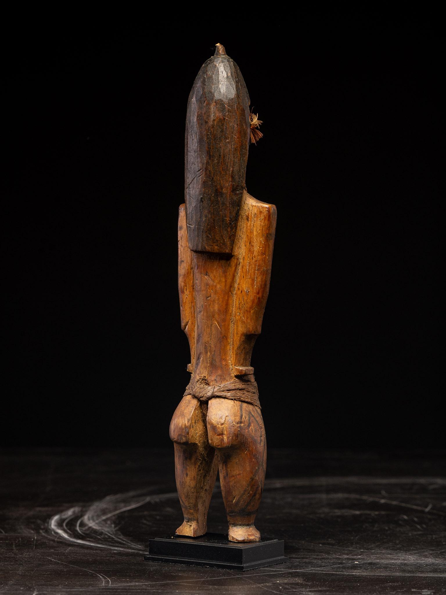 Rara muñeca Karaja ceremonial de madera con círculos distintivos en la cara, Brasil en Bueno estado para la venta en Leuven , BE