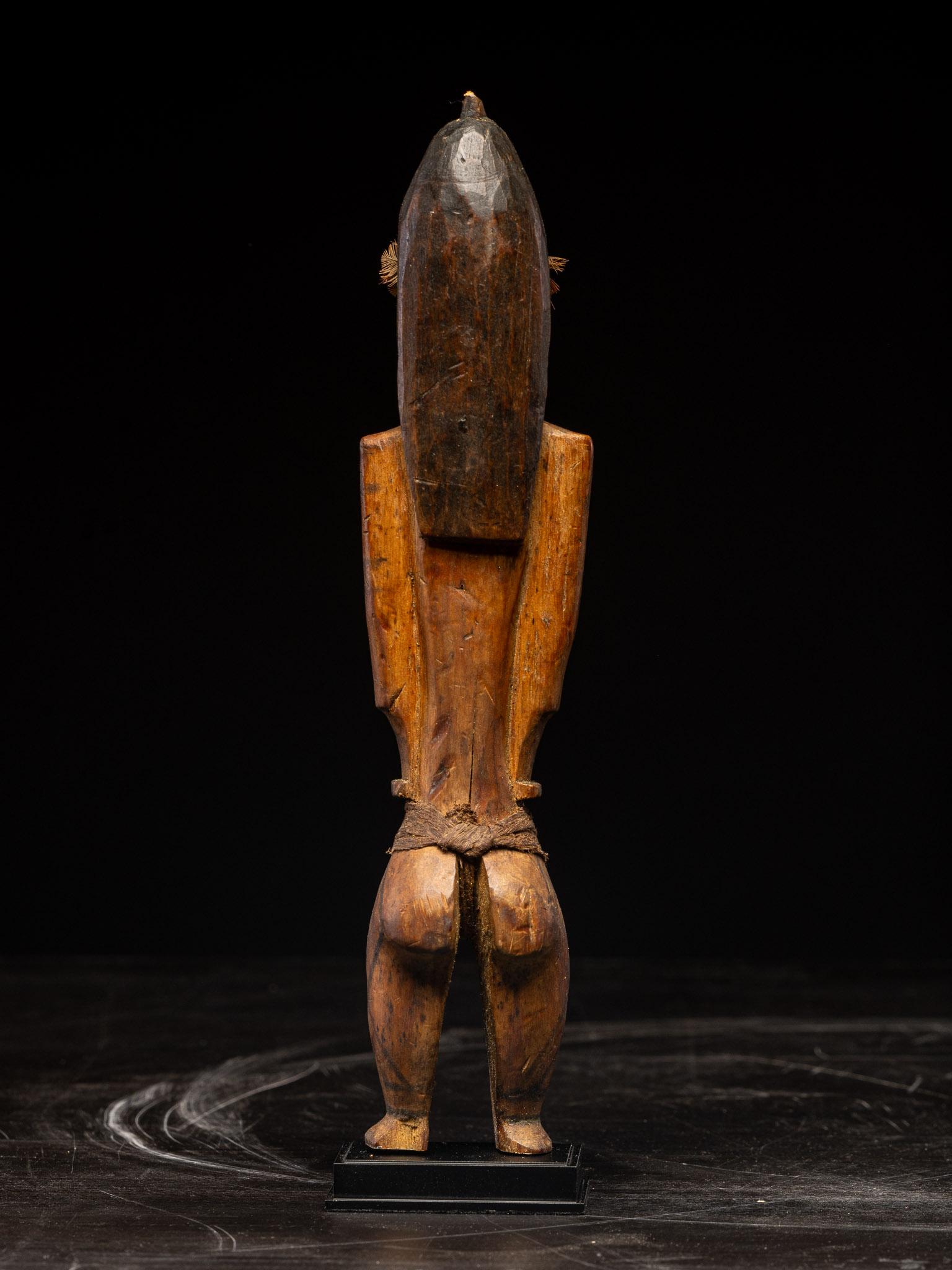 Rara muñeca Karaja ceremonial de madera con círculos distintivos en la cara, Brasil siglo XX en venta