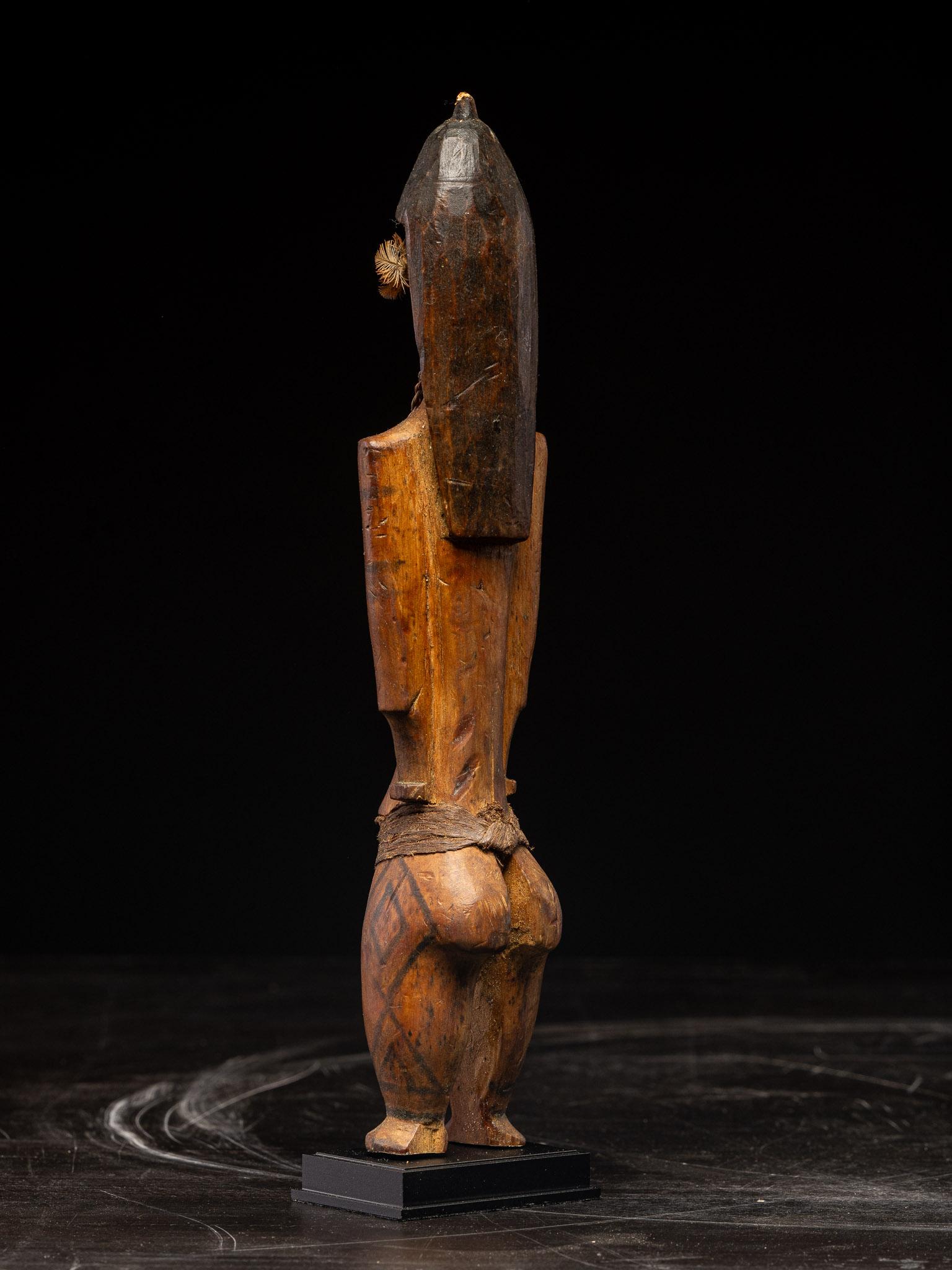 Rara muñeca Karaja ceremonial de madera con círculos distintivos en la cara, Brasil Madera en venta