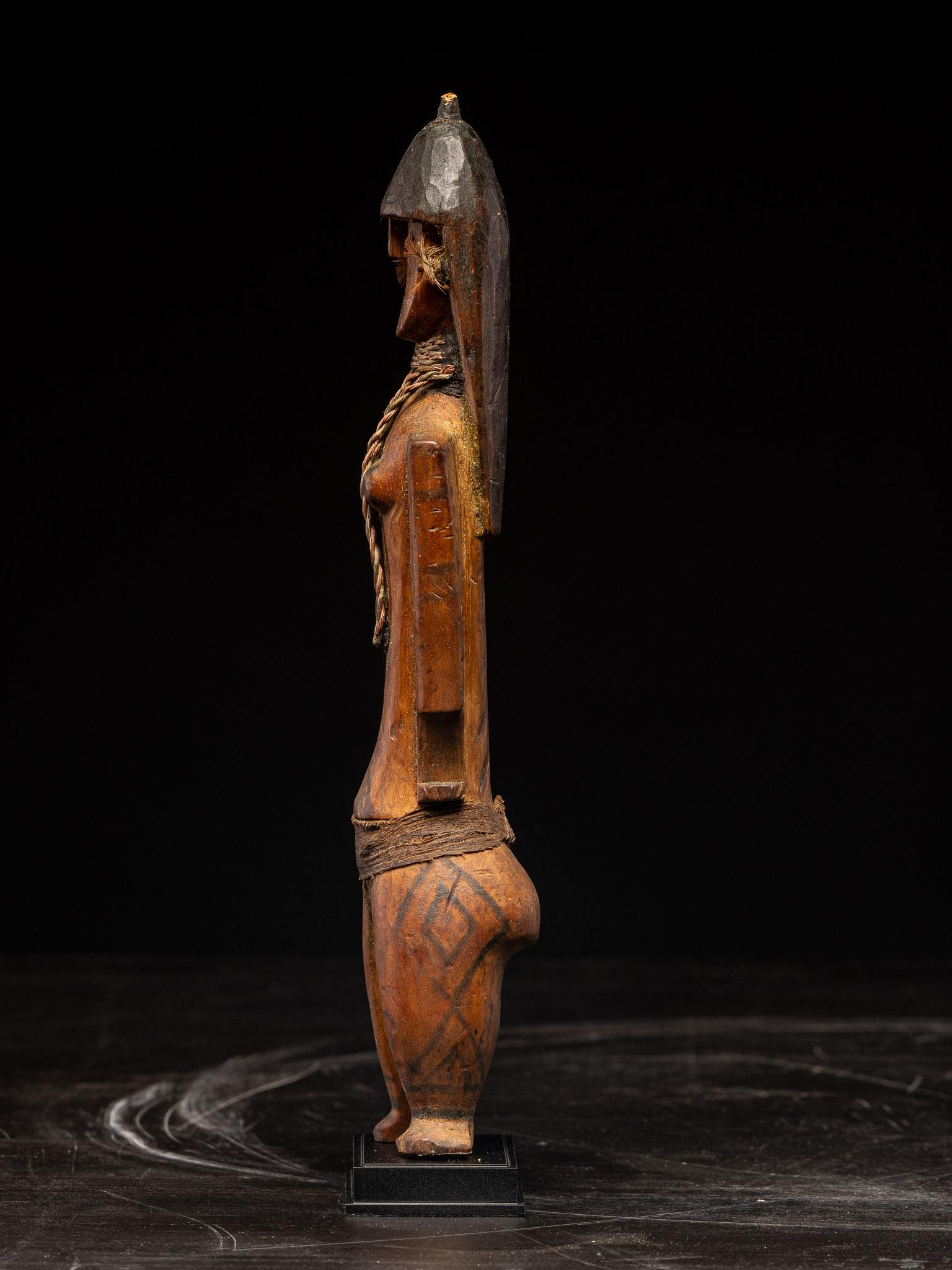 Rara muñeca Karaja ceremonial de madera con círculos distintivos en la cara, Brasil en venta 1