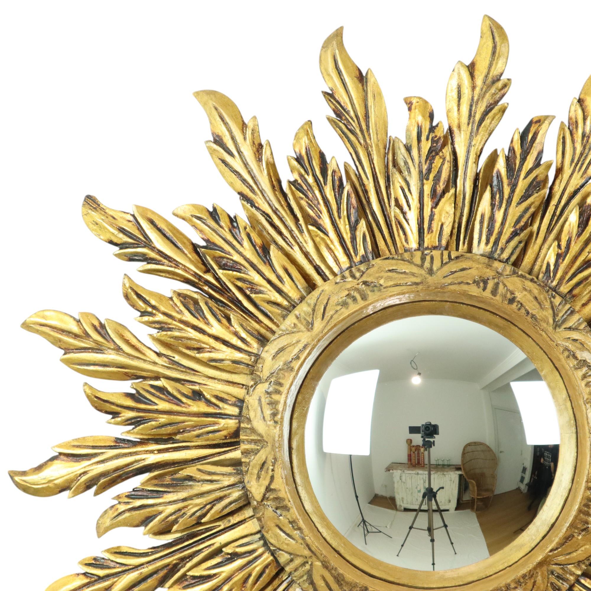 Beautiful and extremely rare gold-colored sun mirror, sunburst mirror with convex mirror glass, made entirely of gilded wood, authentic design object from the early 1950s, France.

Highly sought after by serious collectors, this mirror is made up of