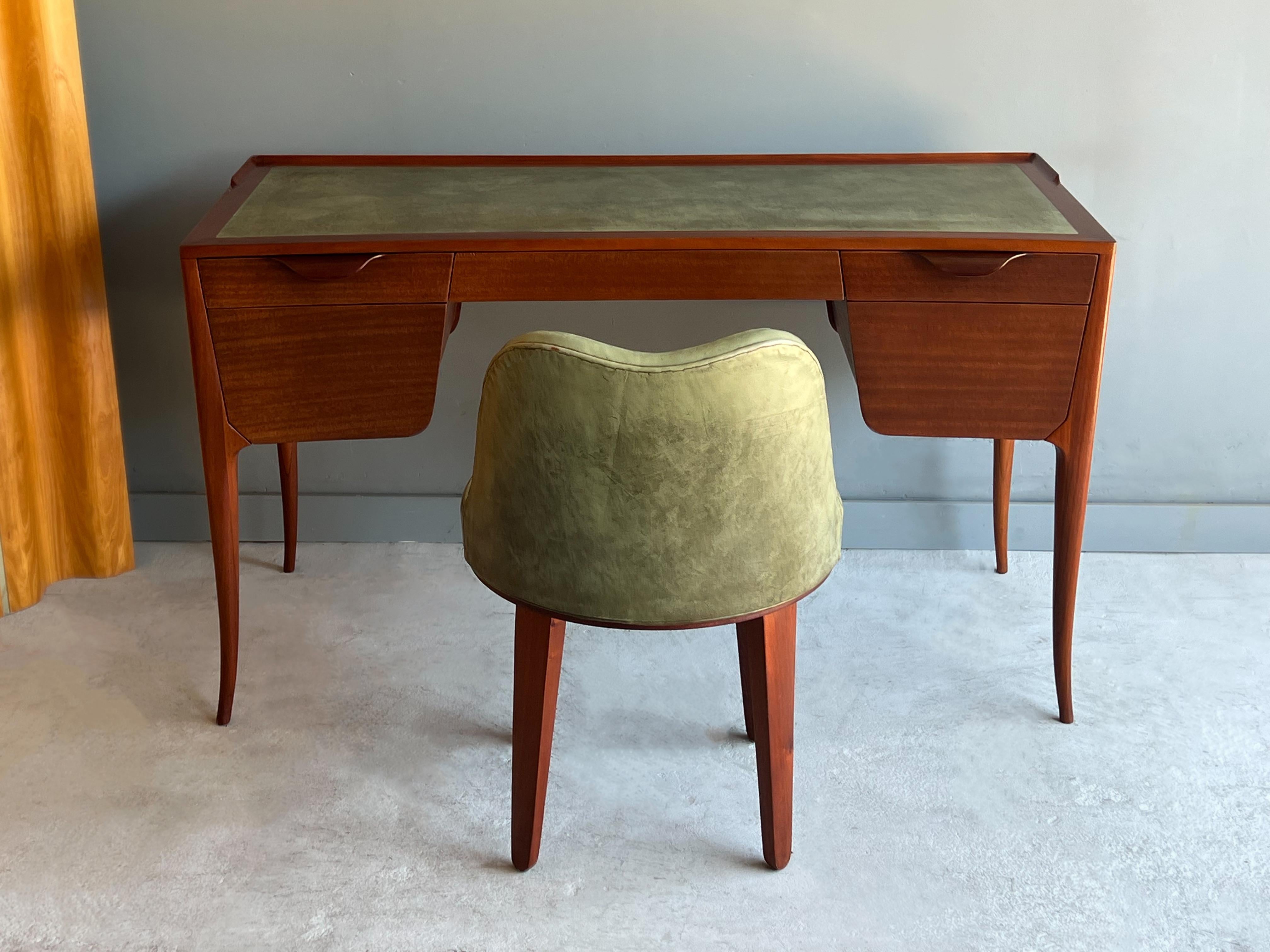 Rare curved front desk and matching swivel chair designed by Edward Wormley for Dunbar Furniture. Designed in 1947, this early Wormley design is a perfect marriage of elegance, supreme build quality and wonderful design elements. 

The writing