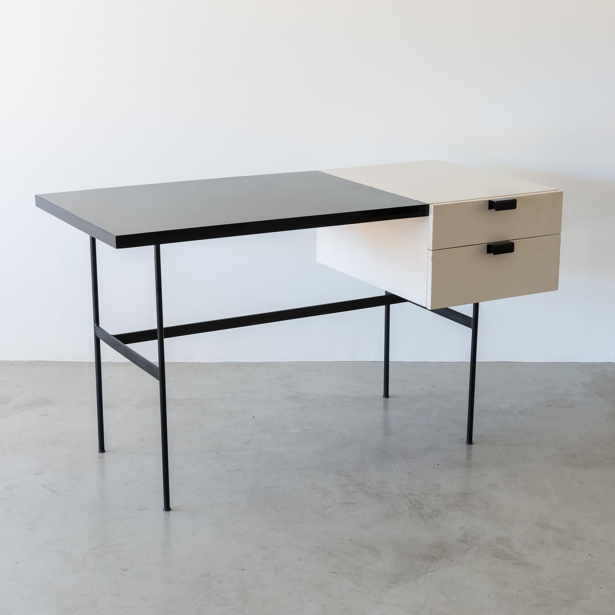 This elegant, spare writing desk model CM141 by Pierre Paulin for Thonet has a rare, original white lacquered drawer box. Writing top in black laminated wood, frame in black lacquered metal. France, 1950s.