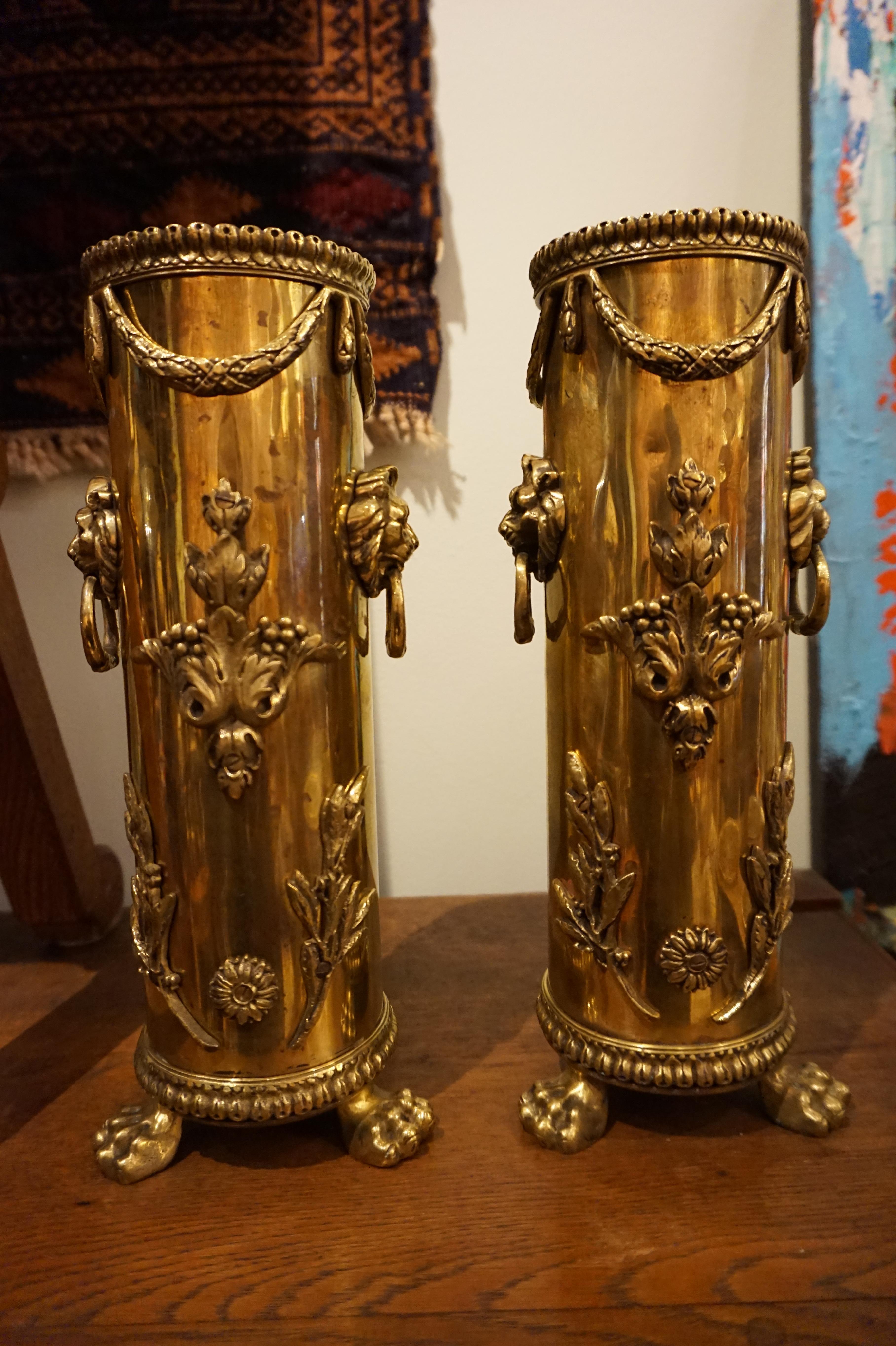 Fabelhafte und seltene Vasen der französischen Grabenkunst aus dem Ersten Weltkrieg, die nicht einfach nur handgeschnitzt sind, sondern mit besonderer Sorgfalt hergestellt wurden. Sie zeigen Löwenköpfe, geschnürte Ränder und Sockel und stehen auf