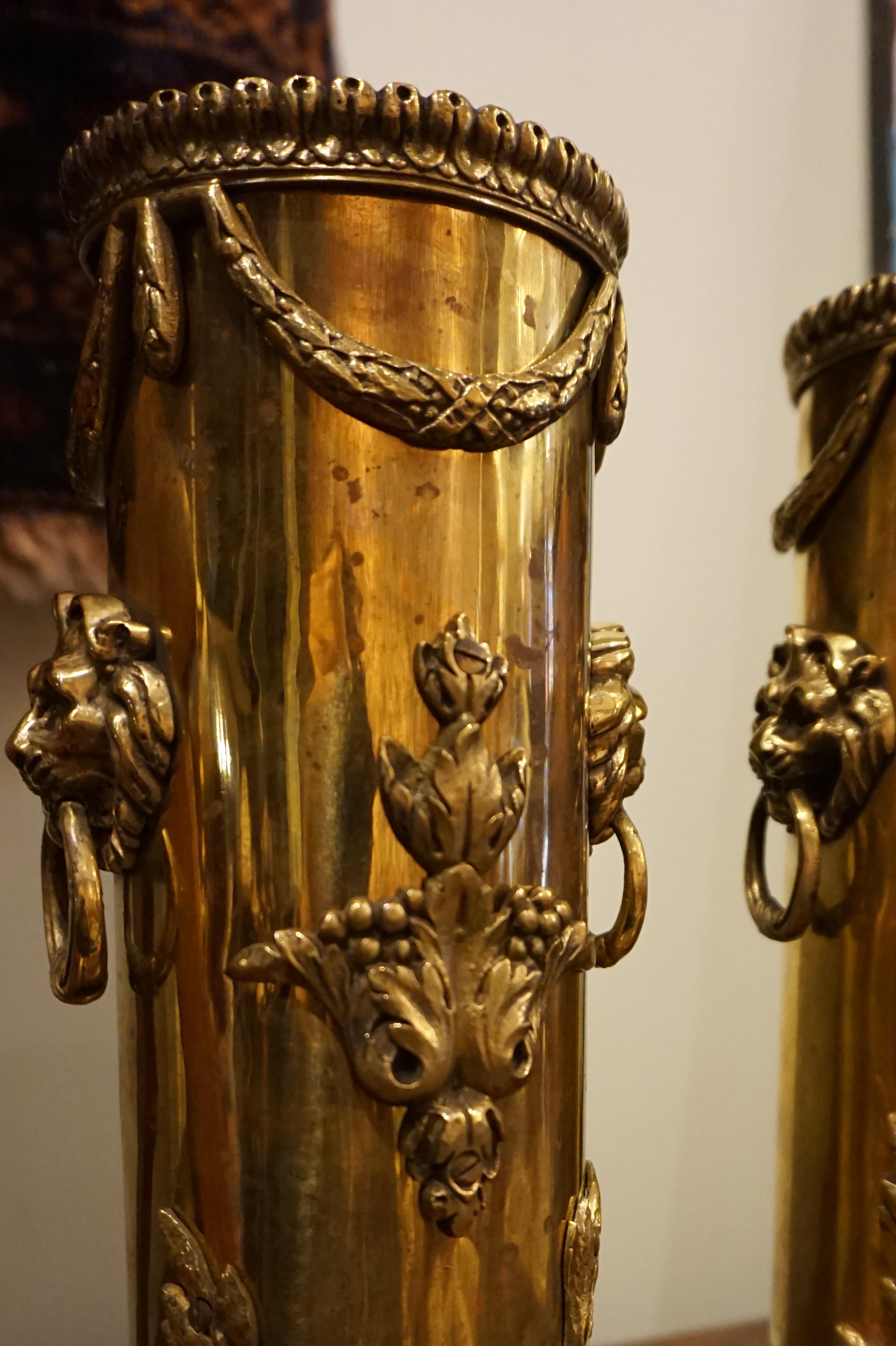 Seltene WW1 1916 Französisch Graben Kunst massivem Messing Shell Casing Vasen mit Löwenköpfen im Zustand „Gut“ im Angebot in Vancouver, British Columbia