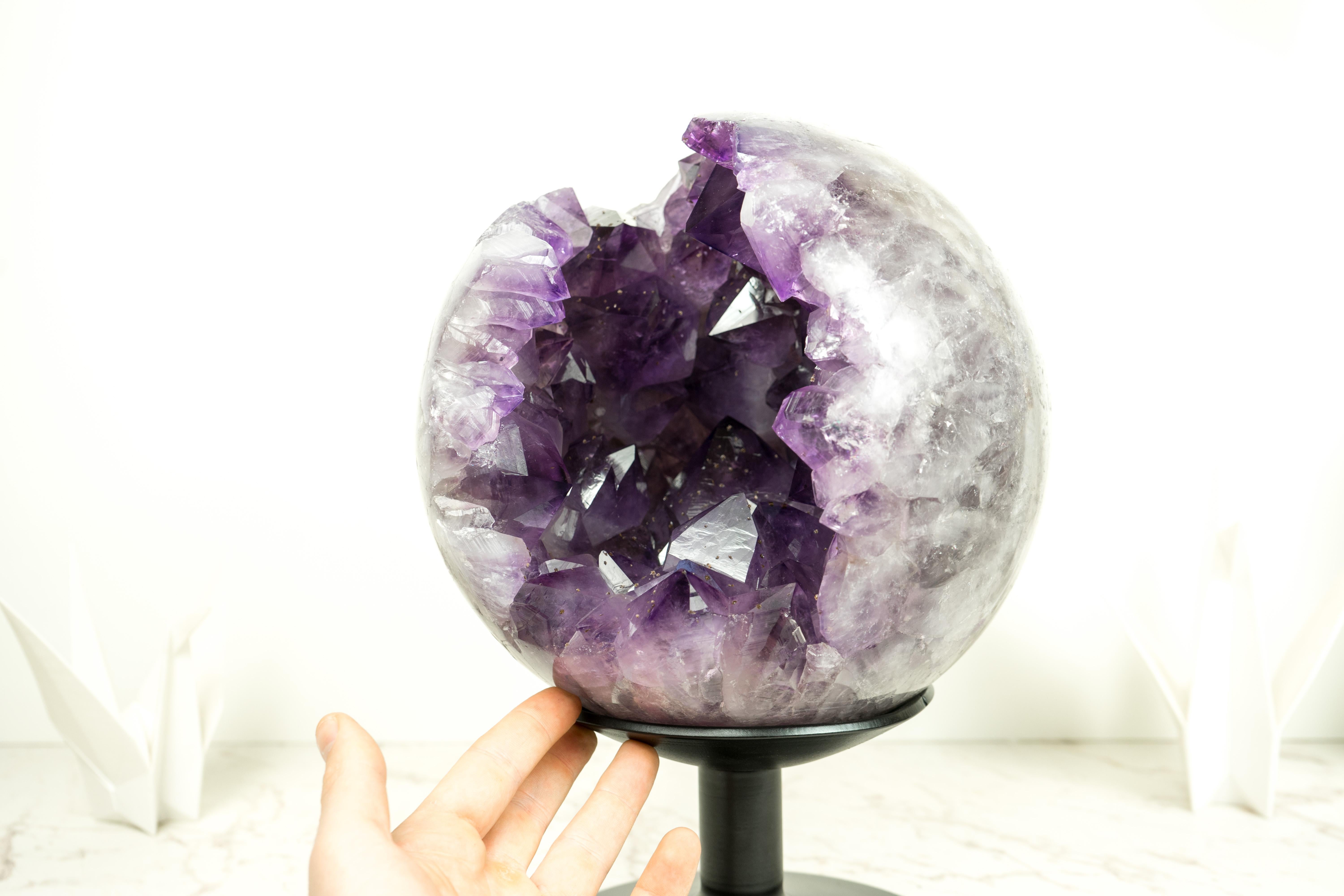 Rara sfera di ametista X-Large con grande ametista viola intenso, scultura di cristallo in vendita 4