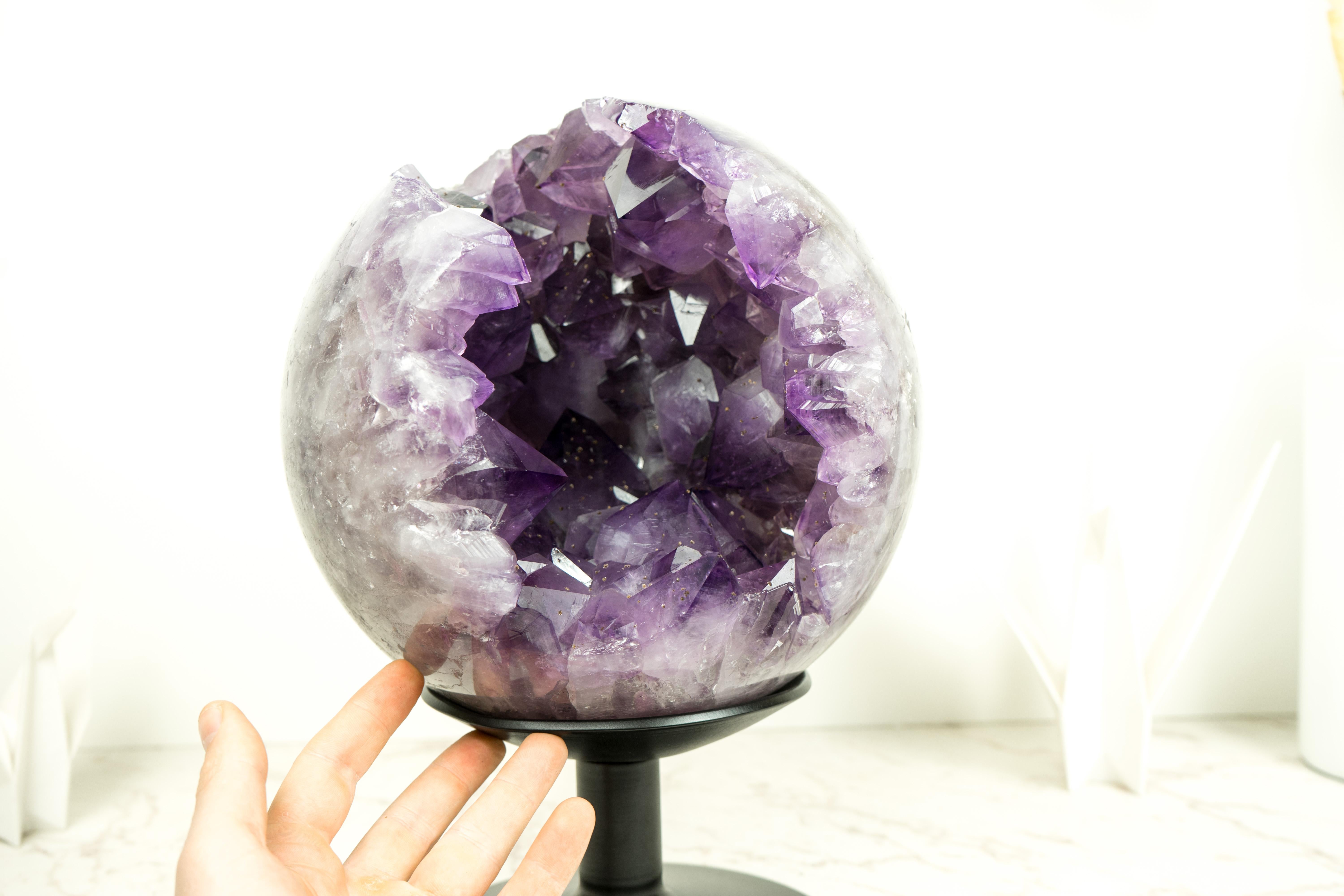 Rara sfera di ametista X-Large con grande ametista viola intenso, scultura di cristallo in vendita 5
