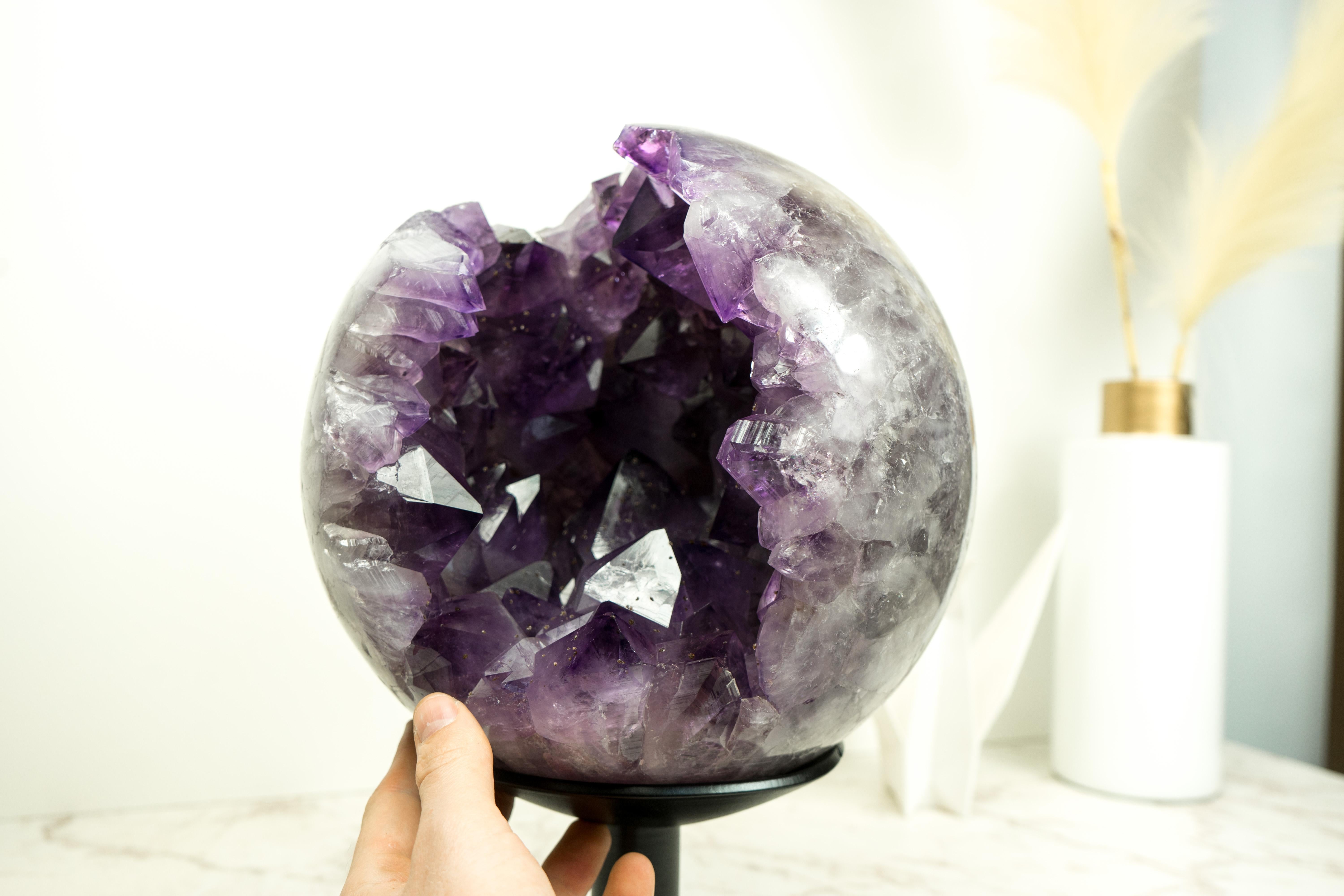 Rara sfera di ametista X-Large con grande ametista viola intenso, scultura di cristallo in vendita 7