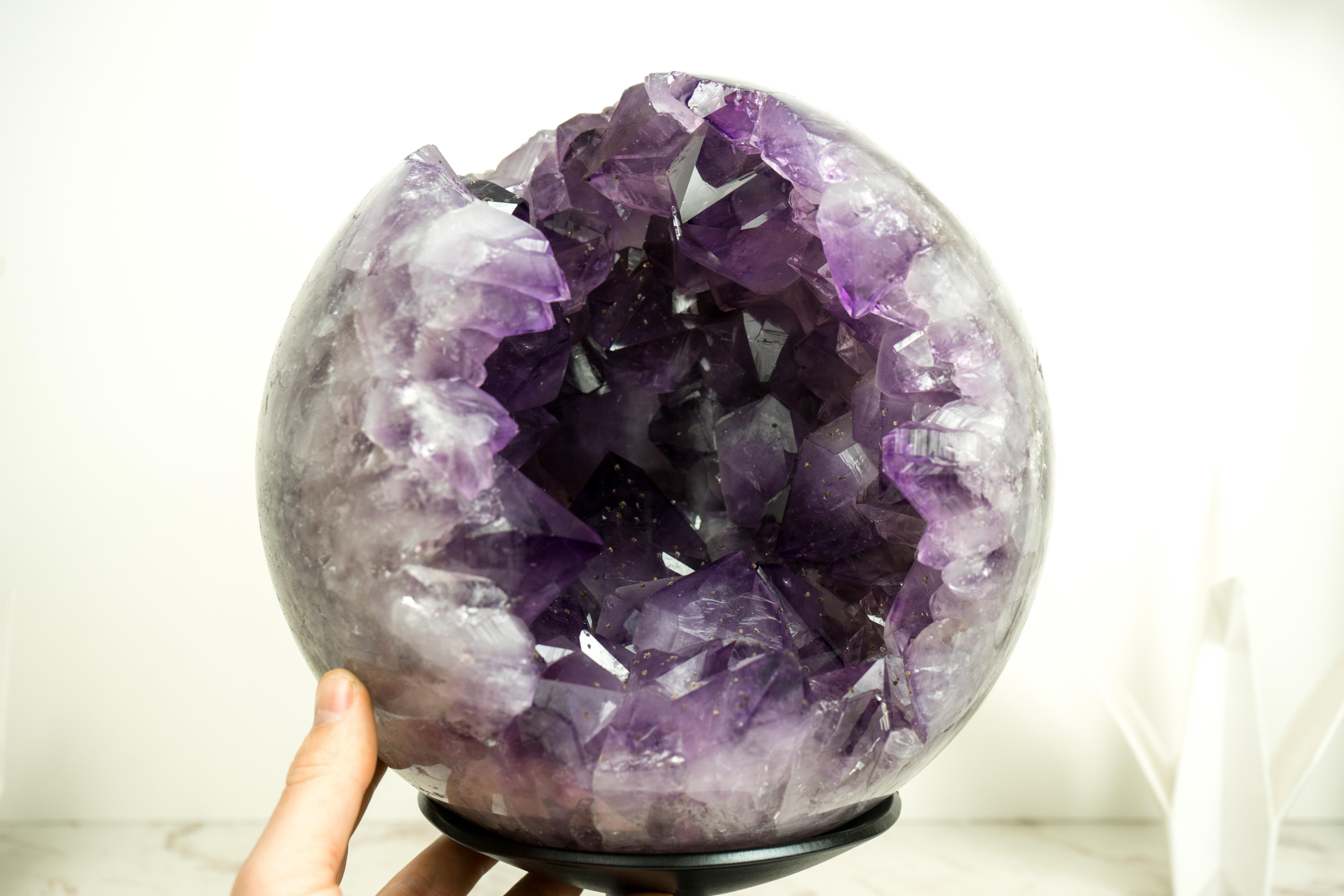 Rara sfera di ametista X-Large con grande ametista viola intenso, scultura di cristallo in vendita 10