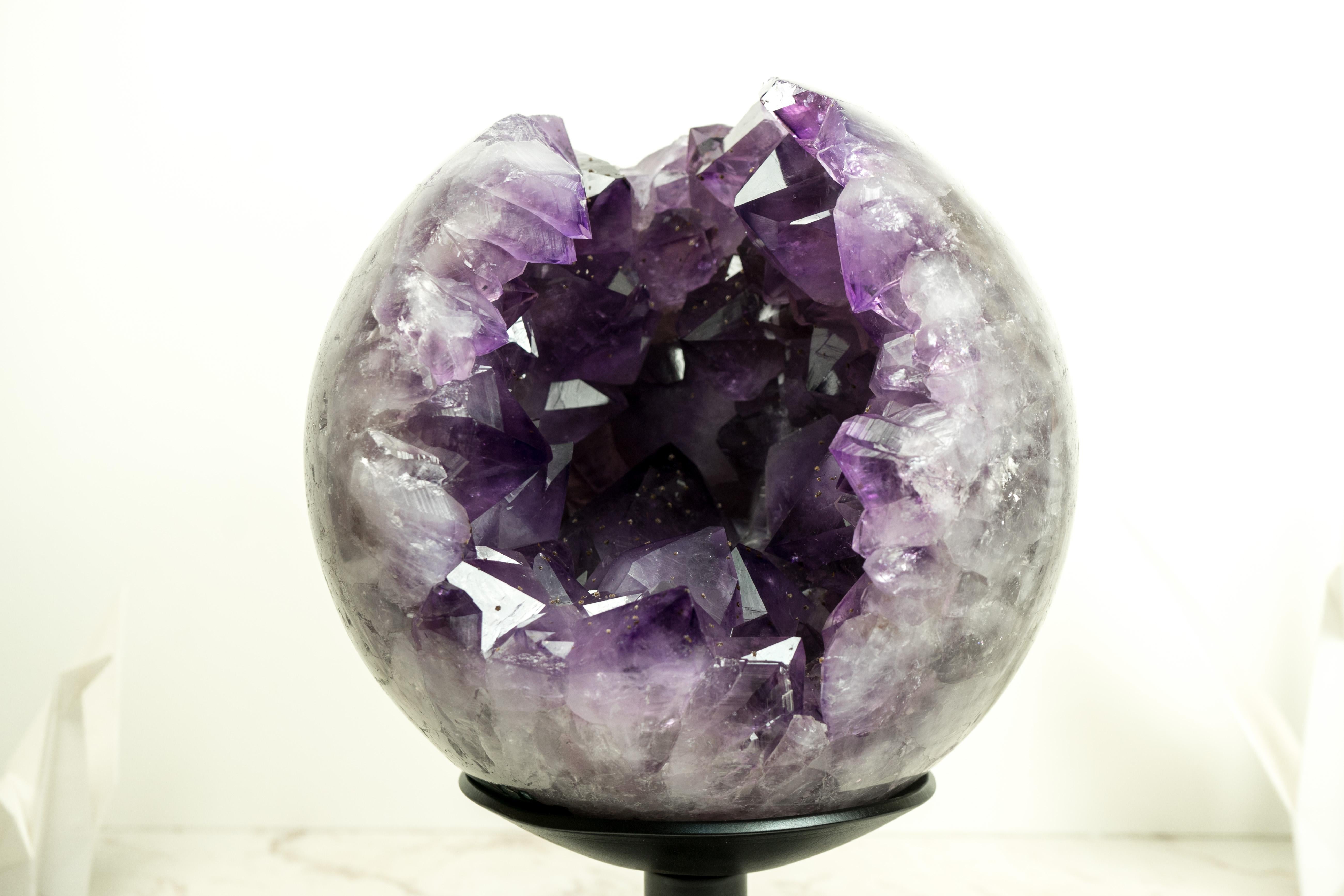 Brasiliano Rara sfera di ametista X-Large con grande ametista viola intenso, scultura di cristallo in vendita
