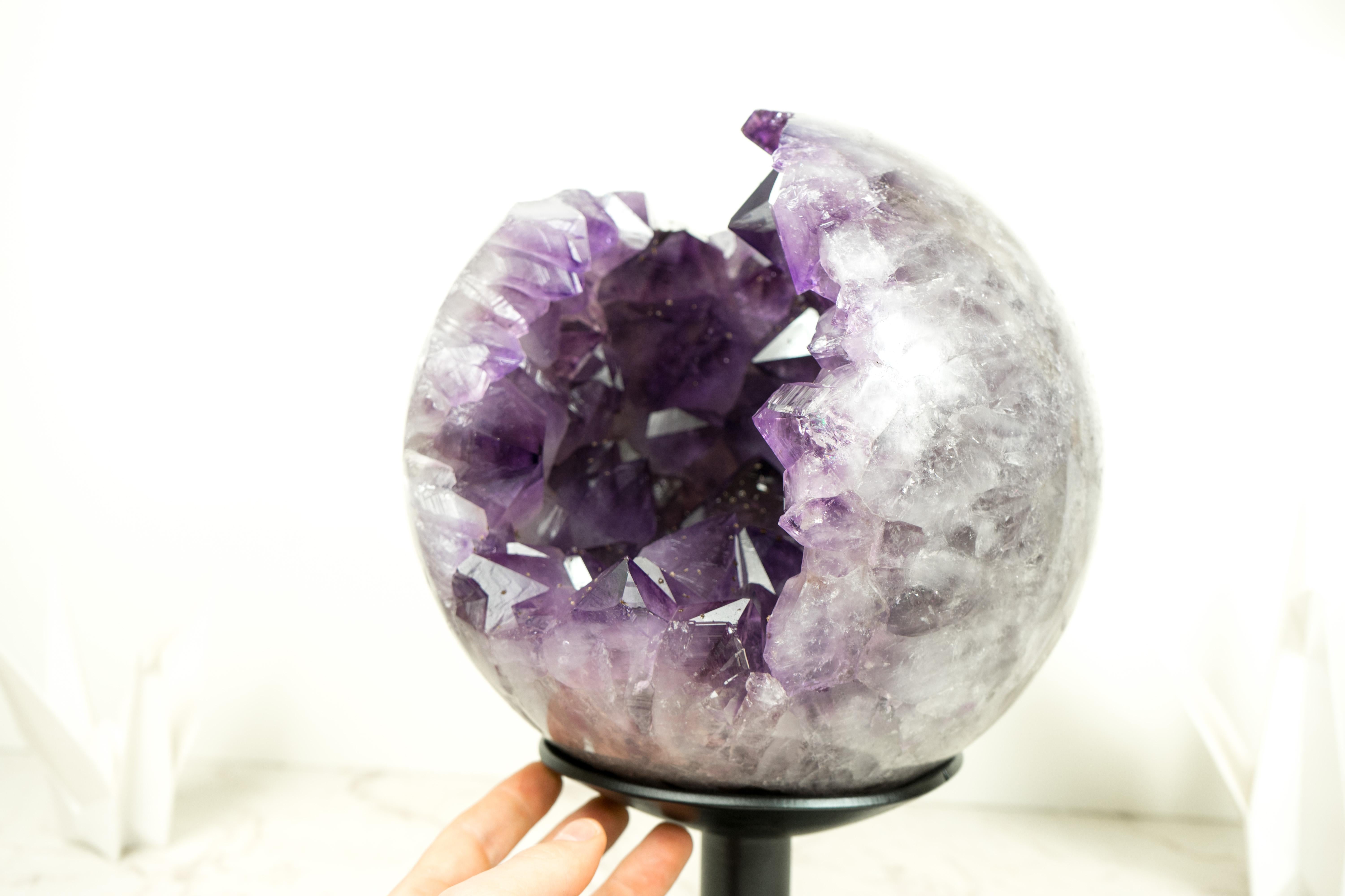 Rara sfera di ametista X-Large con grande ametista viola intenso, scultura di cristallo in vendita 2