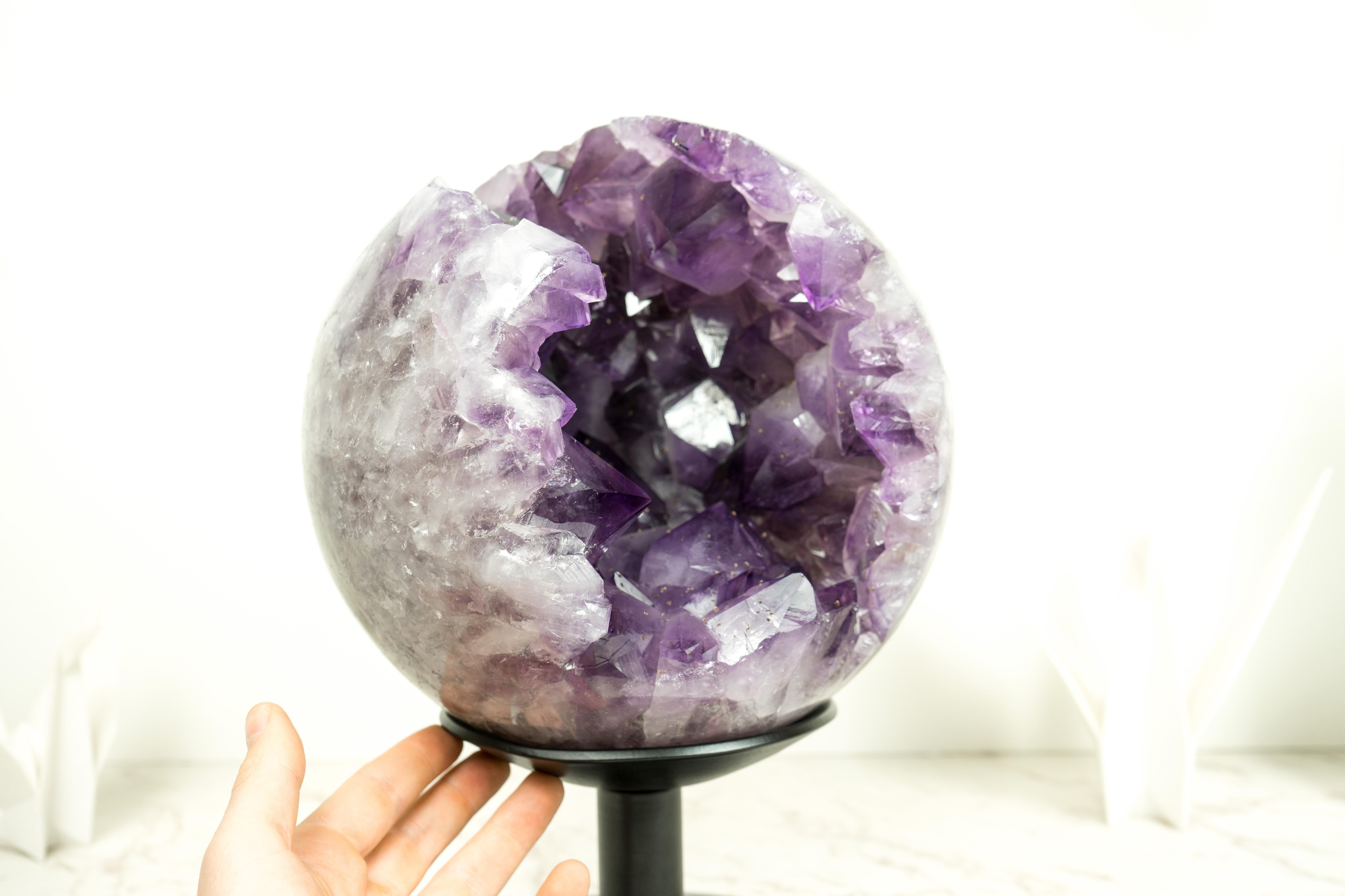Rara sfera di ametista X-Large con grande ametista viola intenso, scultura di cristallo in vendita 3