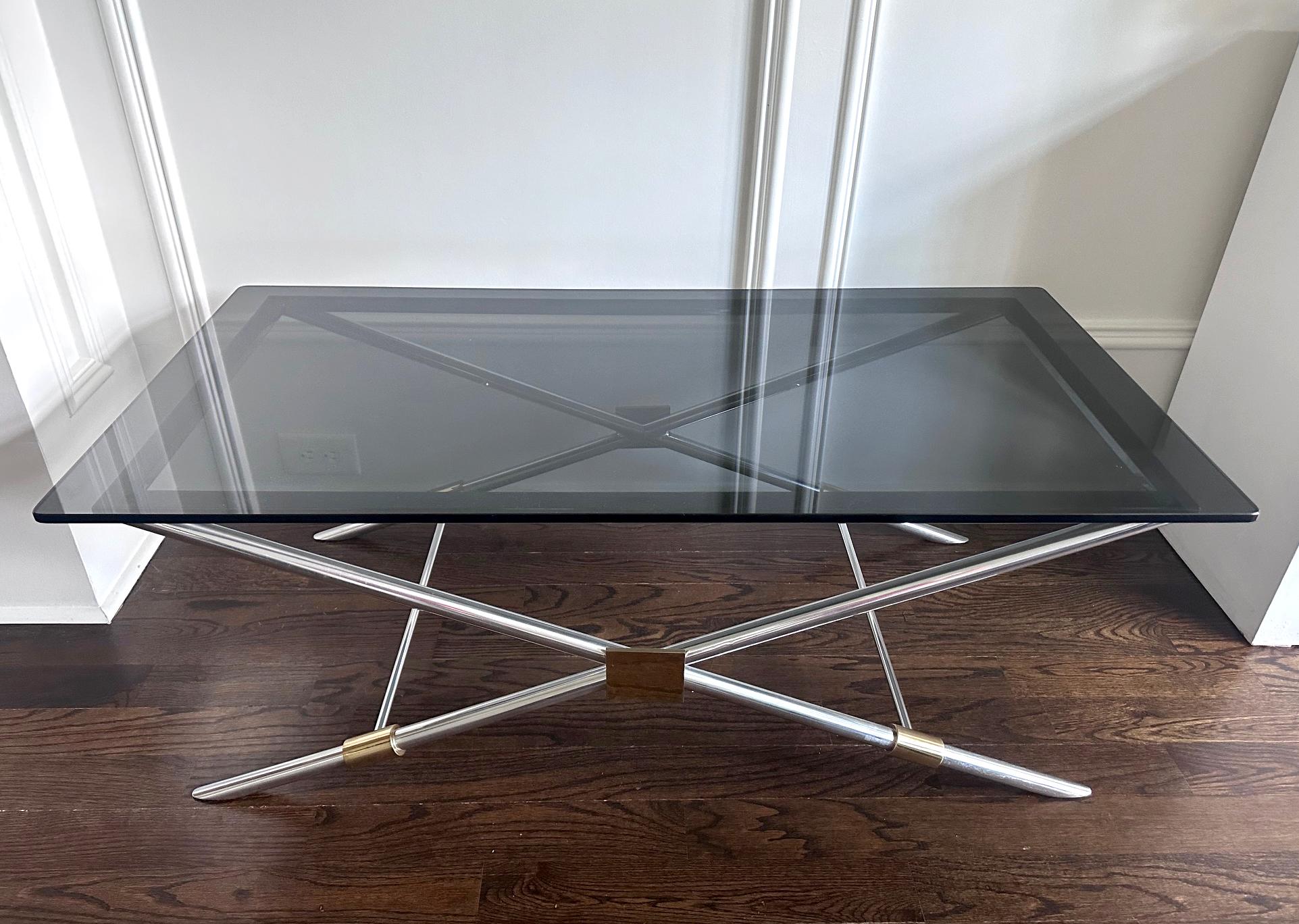 Mesa de centro de John Vesey (1924-1992) para John Vesey Inc, hacia 1958. Un raro modelo de pata en X V-41 del diseñador que reinventó los clásicos para la vida moderna. Construida en aluminio pulido con tubos y placas de unión de latón acentuado,