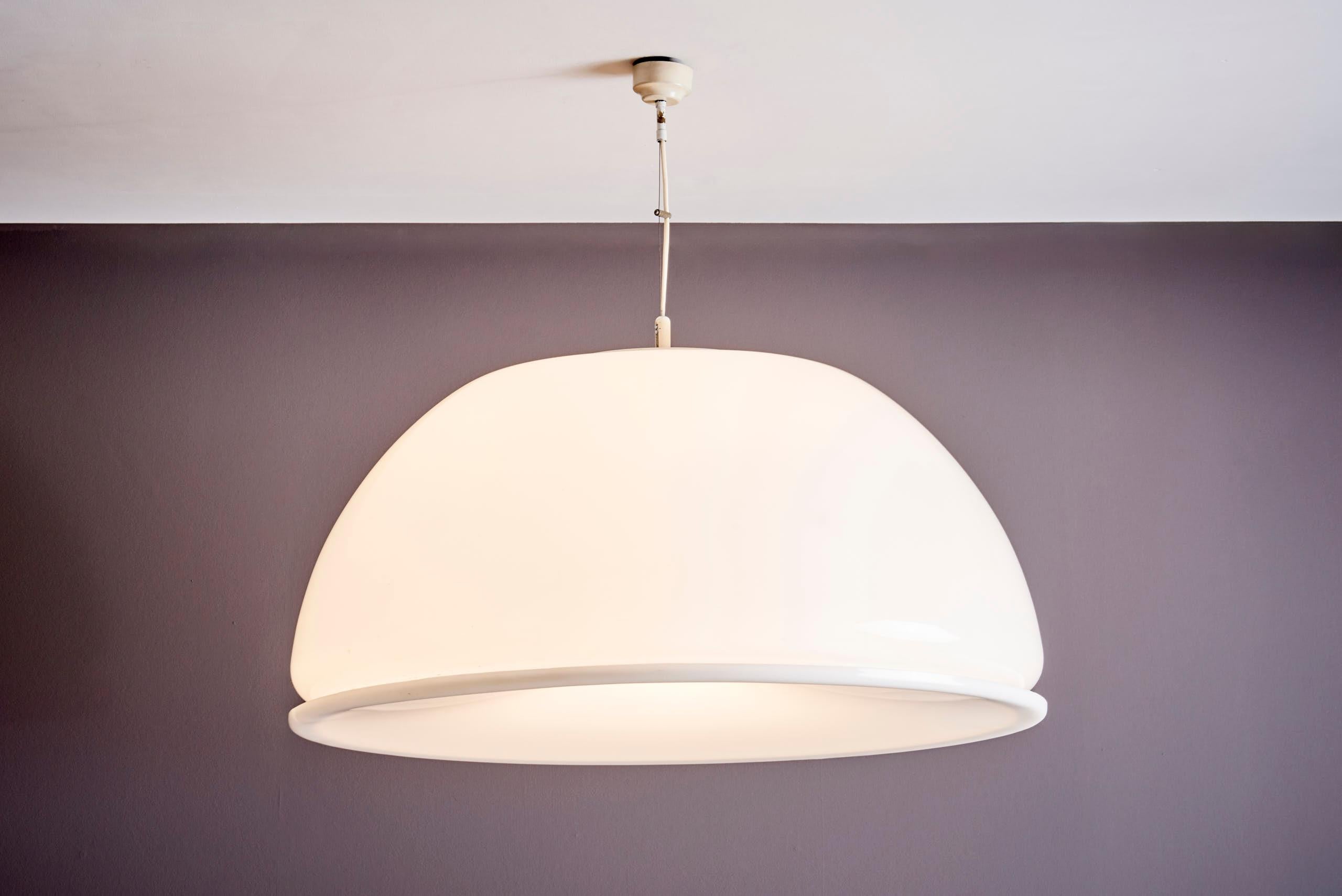 Huge oversize pendant lamp in glossy white acrylic. Suspended by an adjustable cable, it houses four E27 bulbs that cast a warm, diffused glow. A timeless piece of Elio Martinelli’s vision for Martinelli Luce. Vintage condition with minor wear