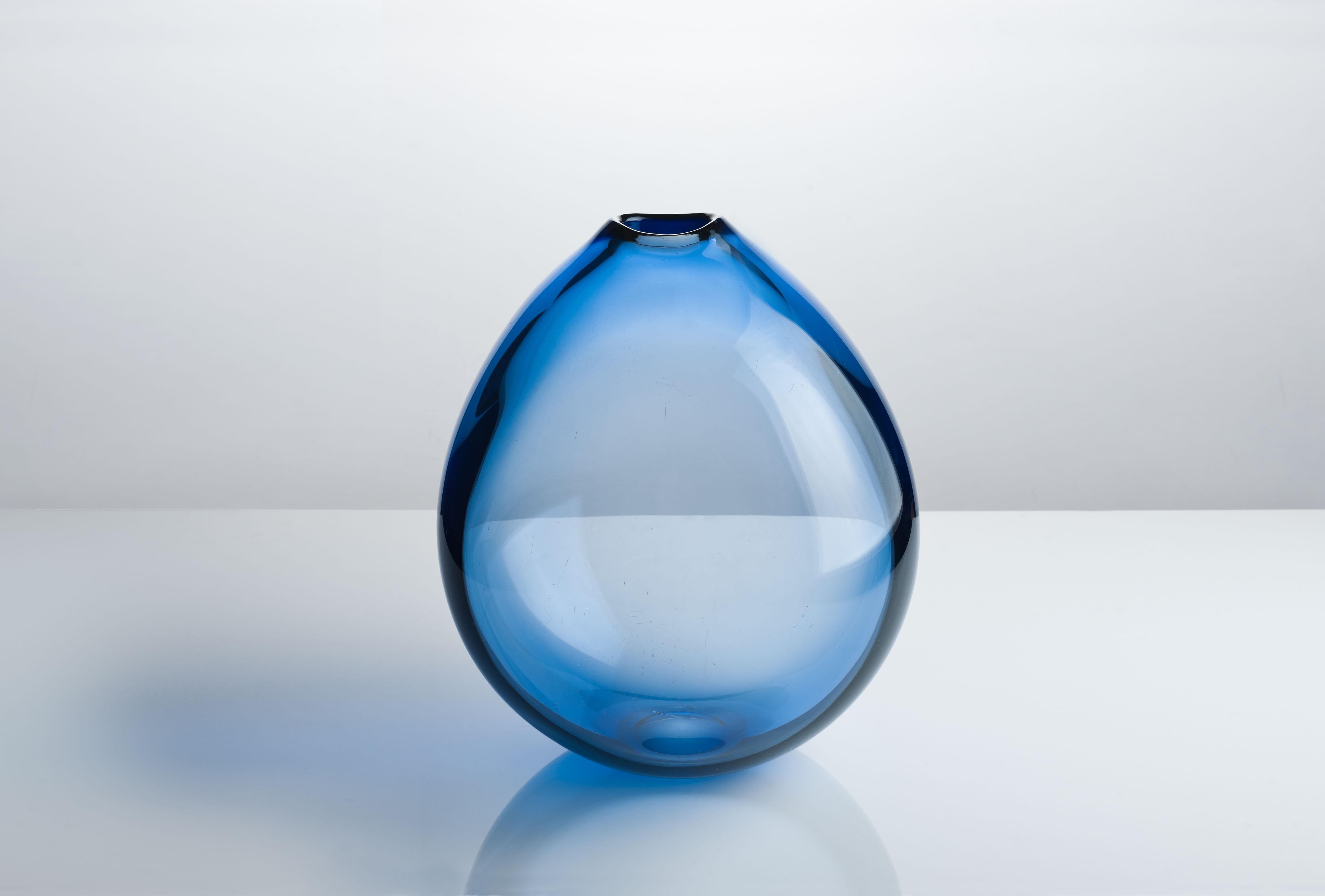 Sehr seltene große saphirblaue 'Dråbe'-Vase aus dem Jahr 1959. Ein ikonisches Design des dänischen Glasdesigners Per Lütken, mundgeblasen bei Holmegaard Dänemark.
Der markante und charakteristische Hals der Vase zeigt den einzigartigen Charakter und