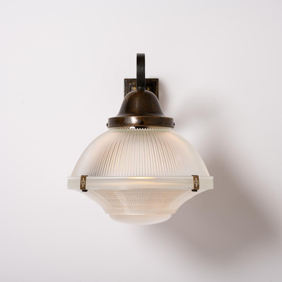 Rare XL Holophane Reflector-Refractor Wall Light with Original Cast Brass Scroll Bracket – Circa 1930

A rare and architecturally impressive wall-mounted Holophane fitting featuring an enormous 14-inch three-part reflector–refractor glass shade and
