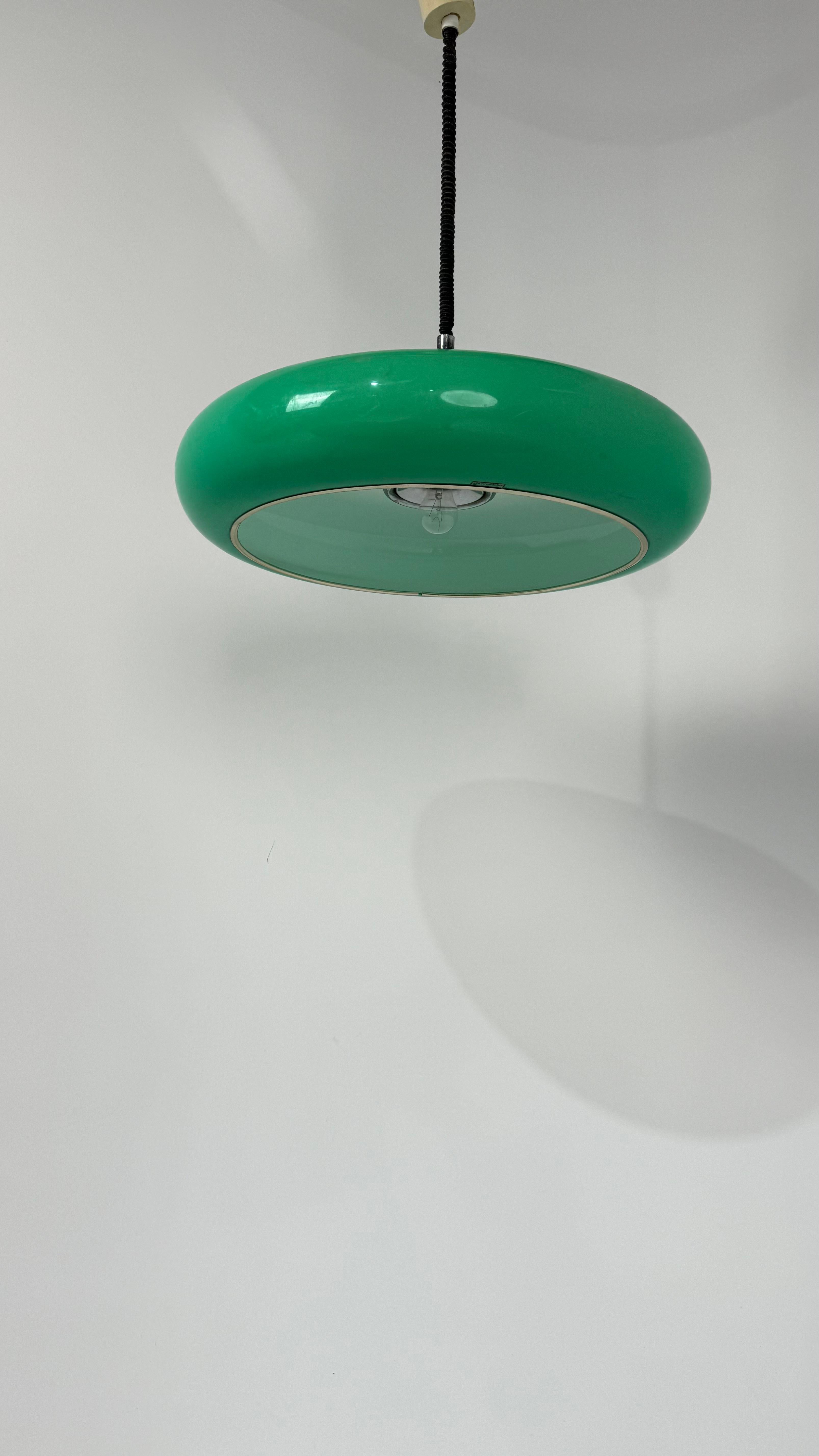 Disegnata da Luigi Massoni negli anni '60, è un pezzo davvero iconico e imponente dell'illuminazione italiana della metà del secolo scorso, che rappresenta lo zenit del design della Modern Age.

Questa versione grandiosa della lampada 