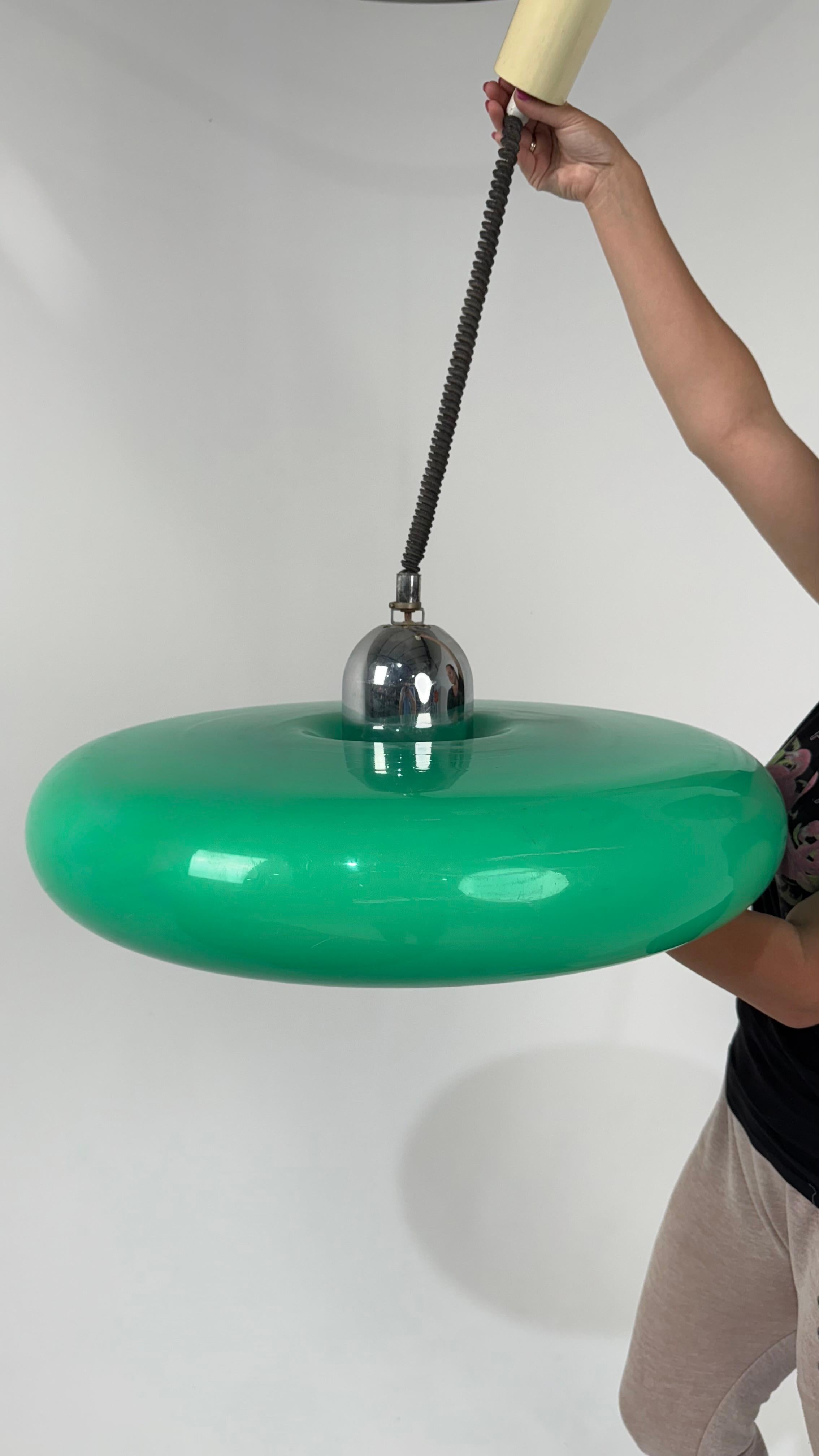 Europeo Rara lampada a sospensione Greene & Greene UFO di Guzzini XXL in vendita