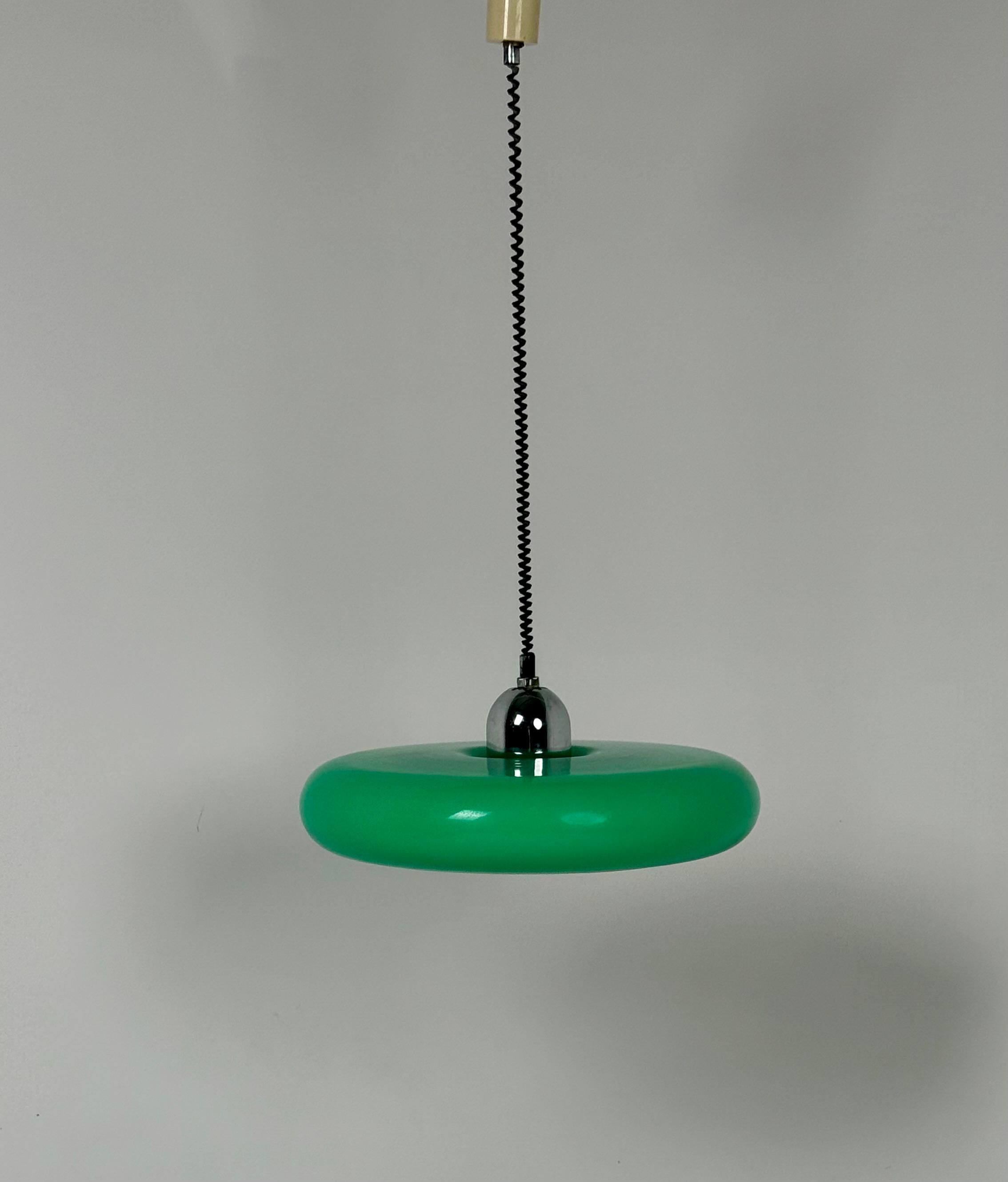 Metà XX secolo Rara lampada a sospensione Greene & Greene UFO di Guzzini XXL in vendita