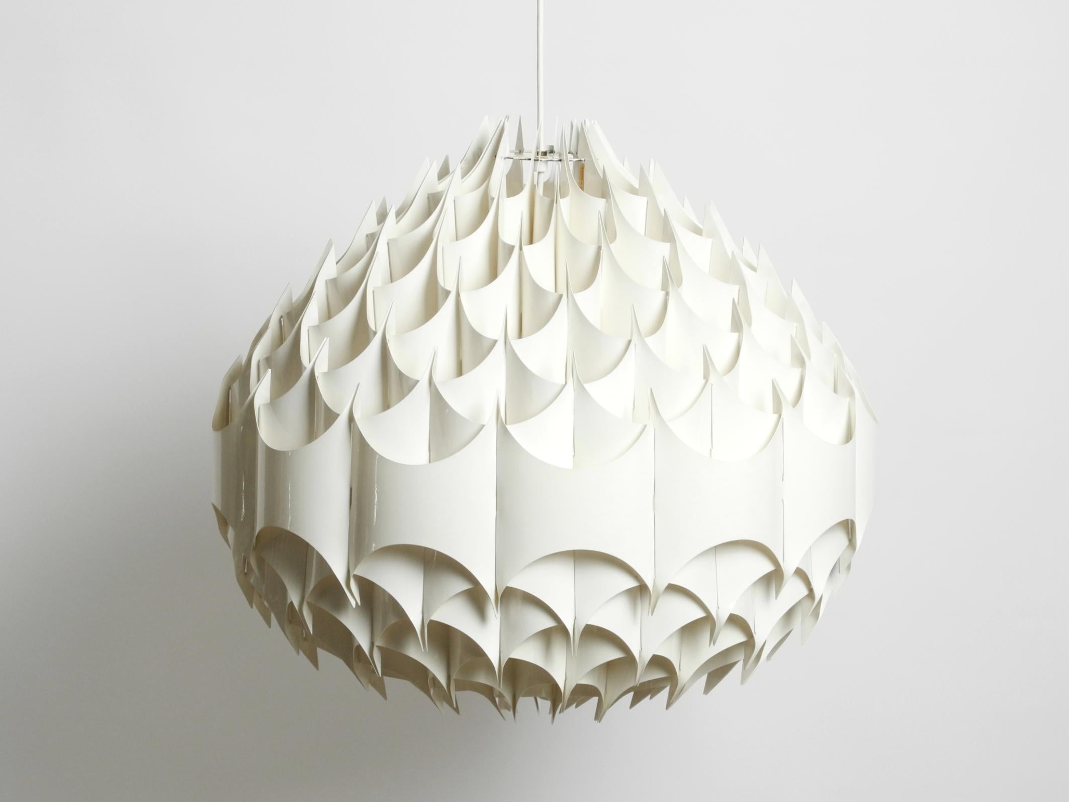 Huge plastic pendat lamp by Havlova Milanda, model Rytmic 1969 for Vest. Made in Austria.
Creates a great light for all rooms.
Very rare in this size. Great Pop Art design in impeccable condition.
Flexible plastic elements put together and woven