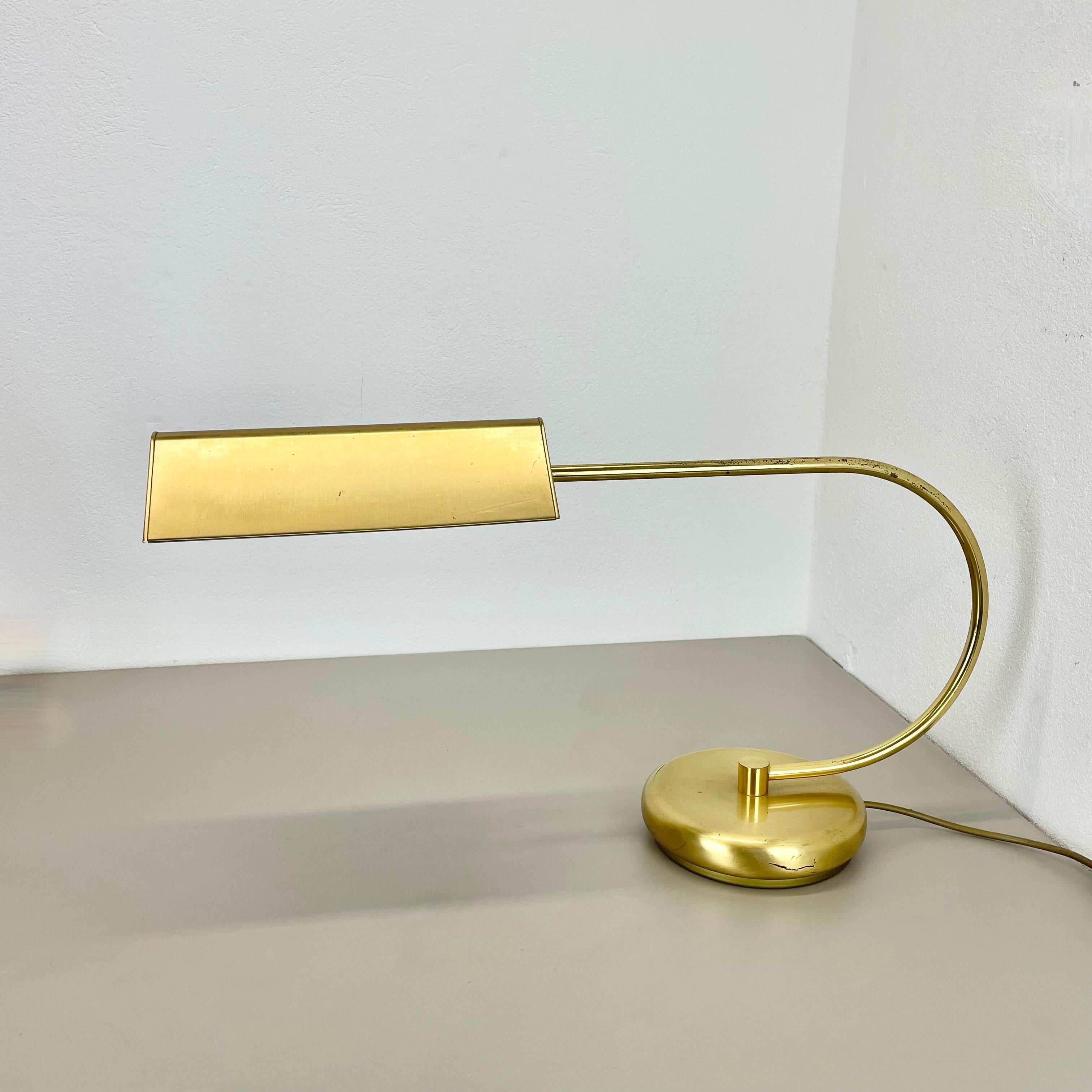 ARTICLE :

lampe de table


NO AGE :

1970s


DESCRIPTION :

original 70s german modernist table Light made of brass and metal with an adjustable spot shade on the front of the long light arm. the light has an extraordinary size of 64cm in length