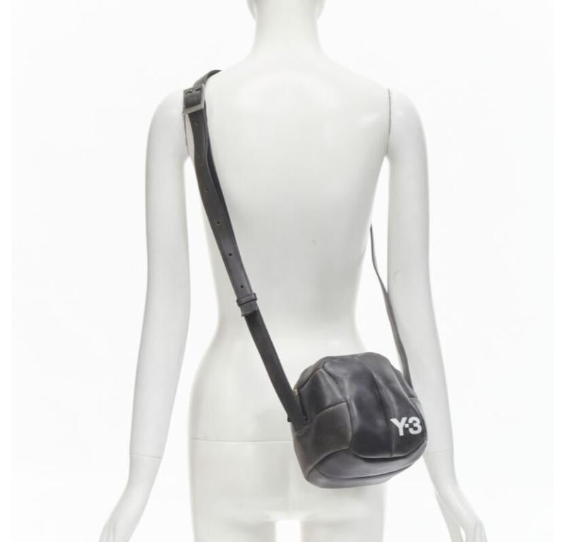 rare Y3 YOHJI YAMAMOTO ADIDAS volleyball sac à bandoulière en cuir vieilli
Référence : ANWU/A00912
Marque : Y3
Designer : Yohji Yamamoto
MATERIAL : Cuir
Couleur : Noir
Motif : Solide
Fermeture : Zip
Doublure :  Tissu
Fabriqué en : Italie

CONDITION