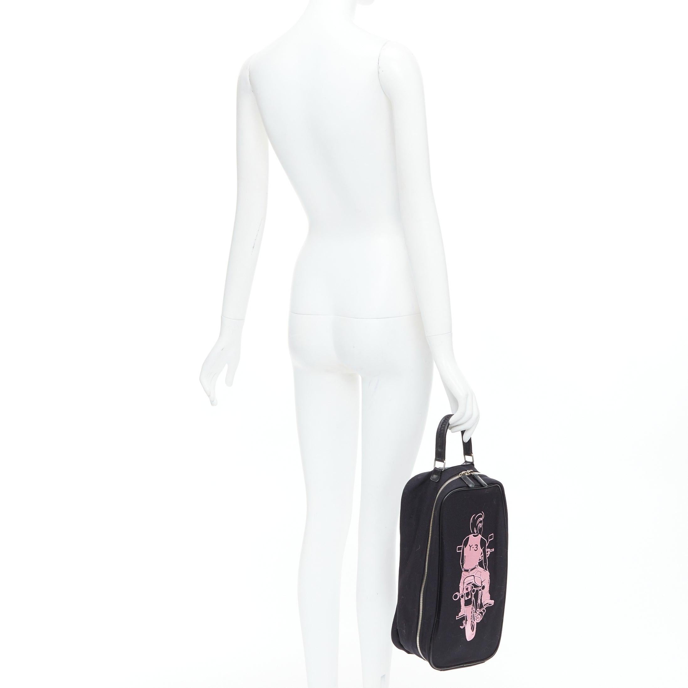 rare Y3 YOHJI YAMAMOTO pink cyclist embroidery black leather top handle bag
Reference: ANWU/A01342
Brand: Y3
Designer: Yohji Yamamoto
Material: Fabric, Leather
Color: Black, Pink
Closure: Zip
Lining: Black Fabric
Extra Details: Ziparound
