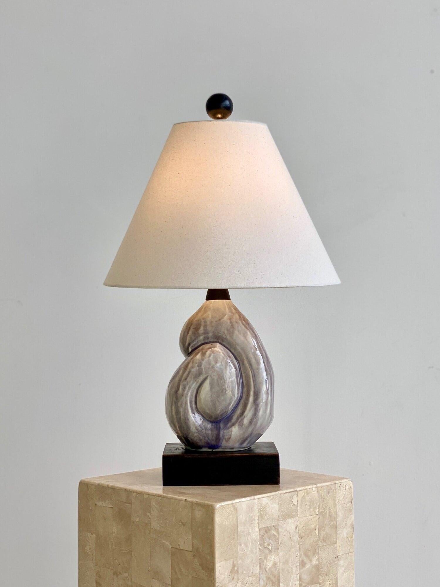 Rare lampe Nautilus Shell en céramique émaillée lavande montée par Yasha Heifetz, Circa 1950. Un magnifique rendu biomorphique d'un coquillage de nautile à la surface tachetée, émaillé dans des tons de lavande et de gris froid. Le choix de la