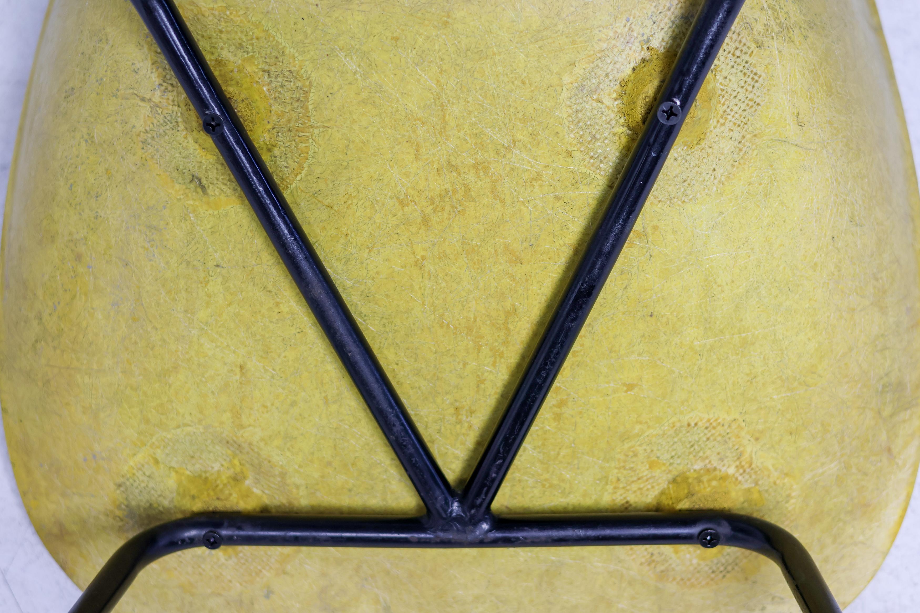 Rara sedia Tulipano in fibra di vetro gialla di Pierre Guariche per Steiner, anni '50 in vendita 2