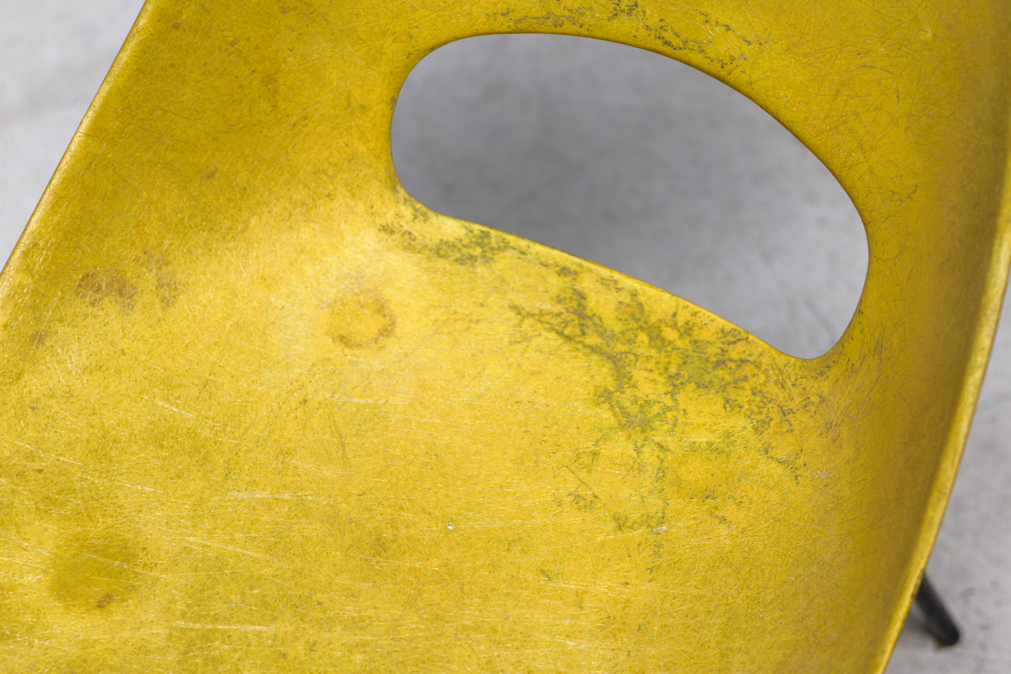 Rara sedia Tulipano in fibra di vetro gialla di Pierre Guariche per Steiner, anni '50 in vendita 1