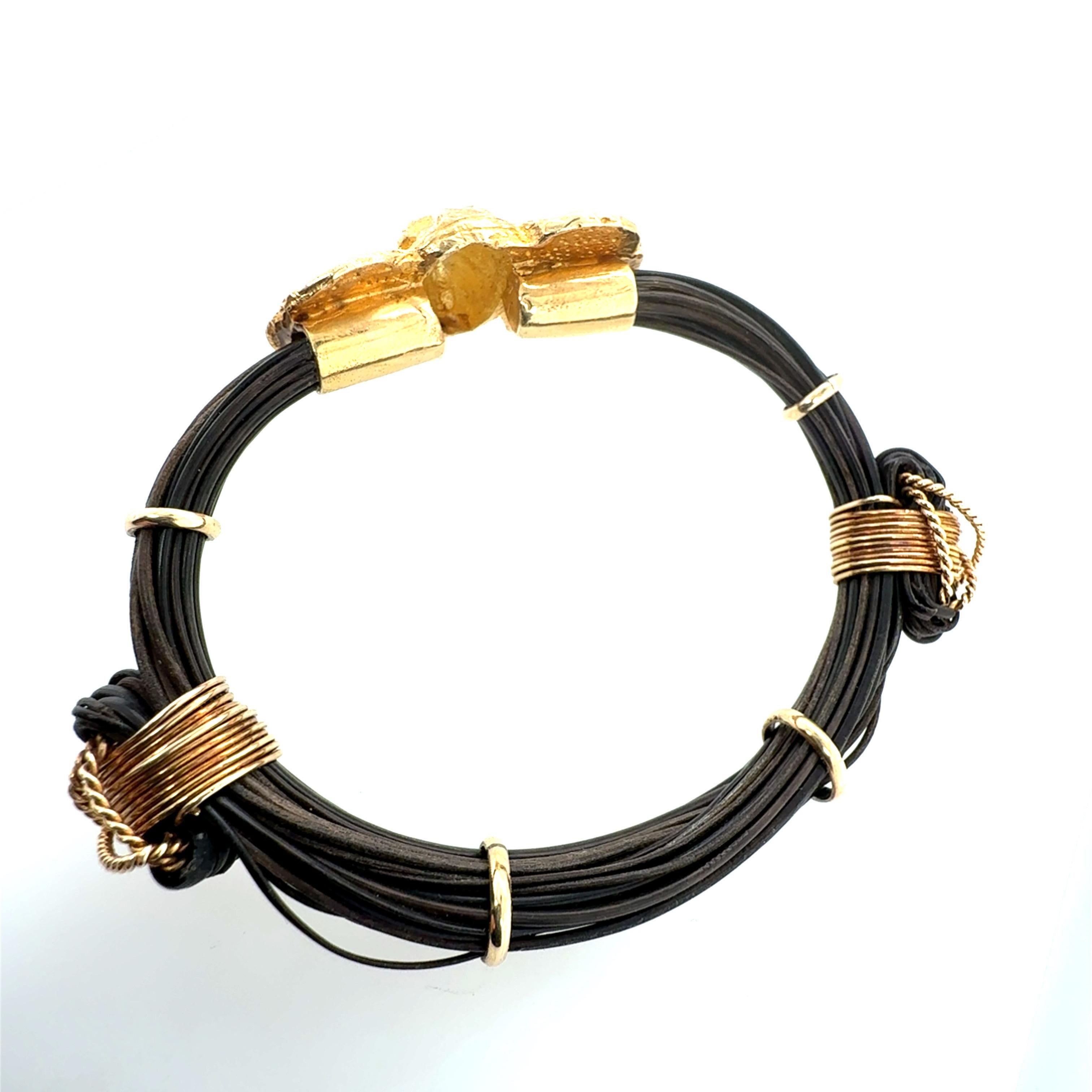 Rétro Raro bracciale in oro giallo con filo di capelli di elefante africano regolabile, CIRCA 1975 in vendita