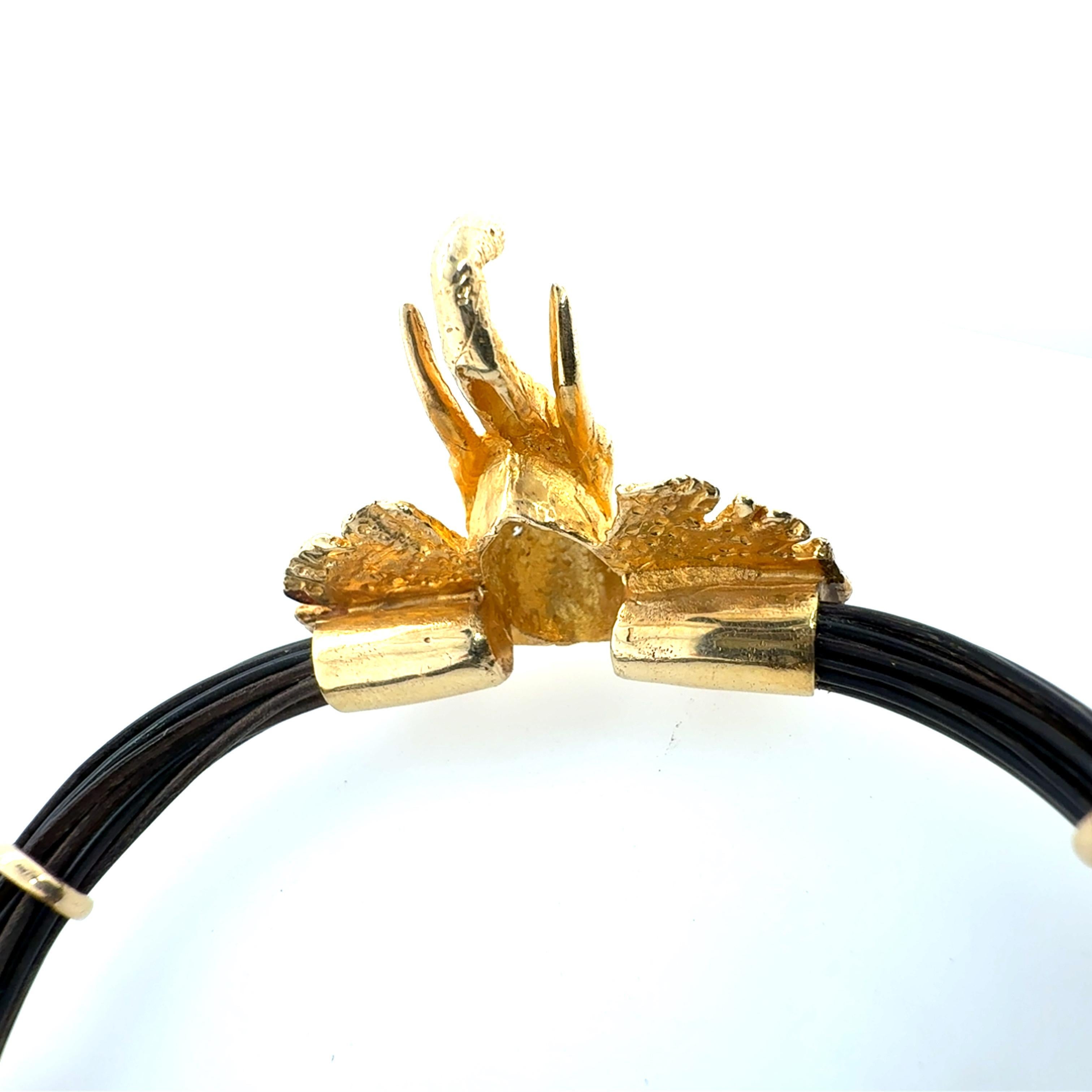 Taglio rotondo Raro bracciale in oro giallo con filo di capelli di elefante africano regolabile, CIRCA 1975 in vendita