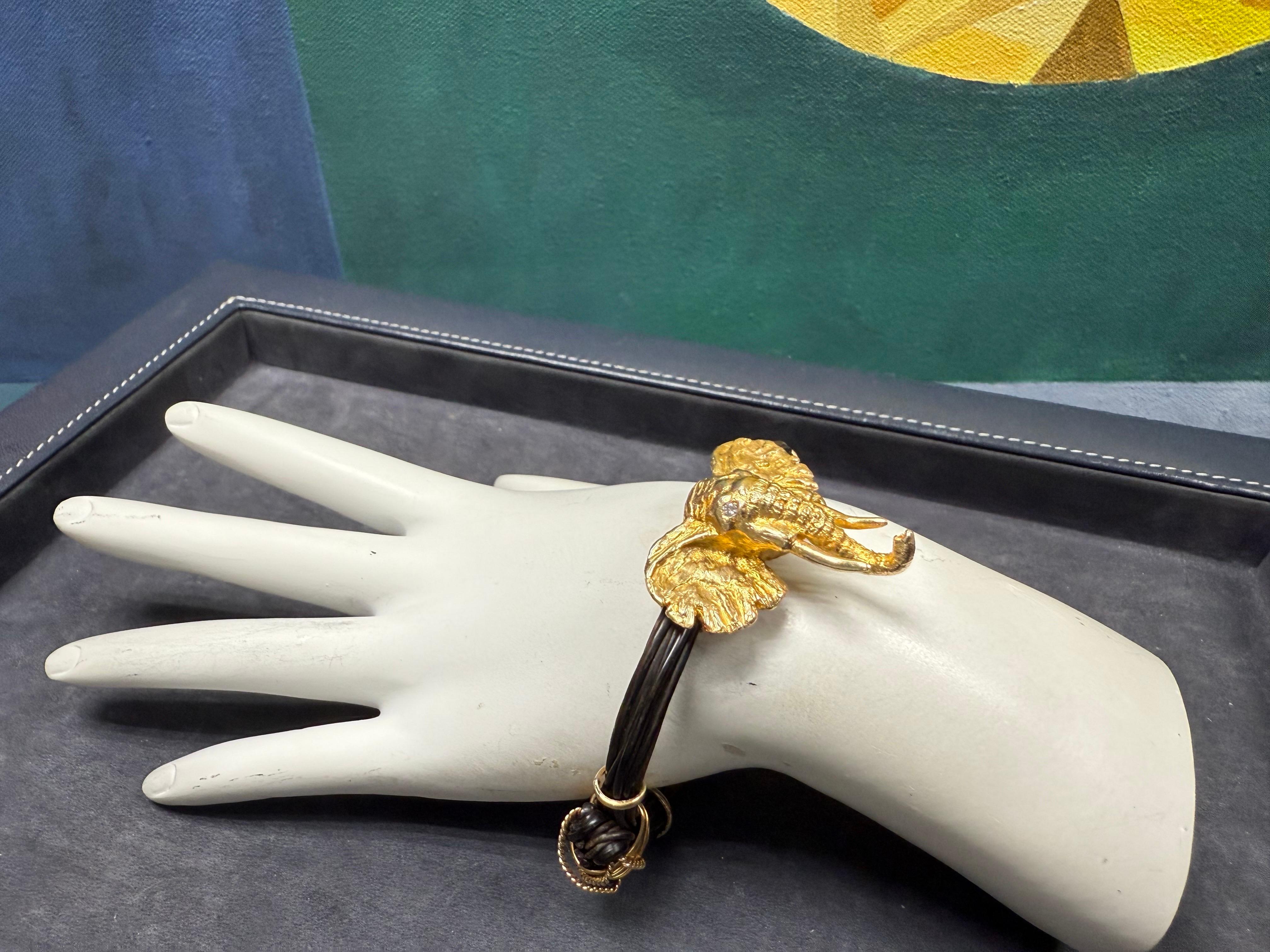 Raro bracciale in oro giallo con filo di capelli di elefante africano regolabile, CIRCA 1975 in vendita 1