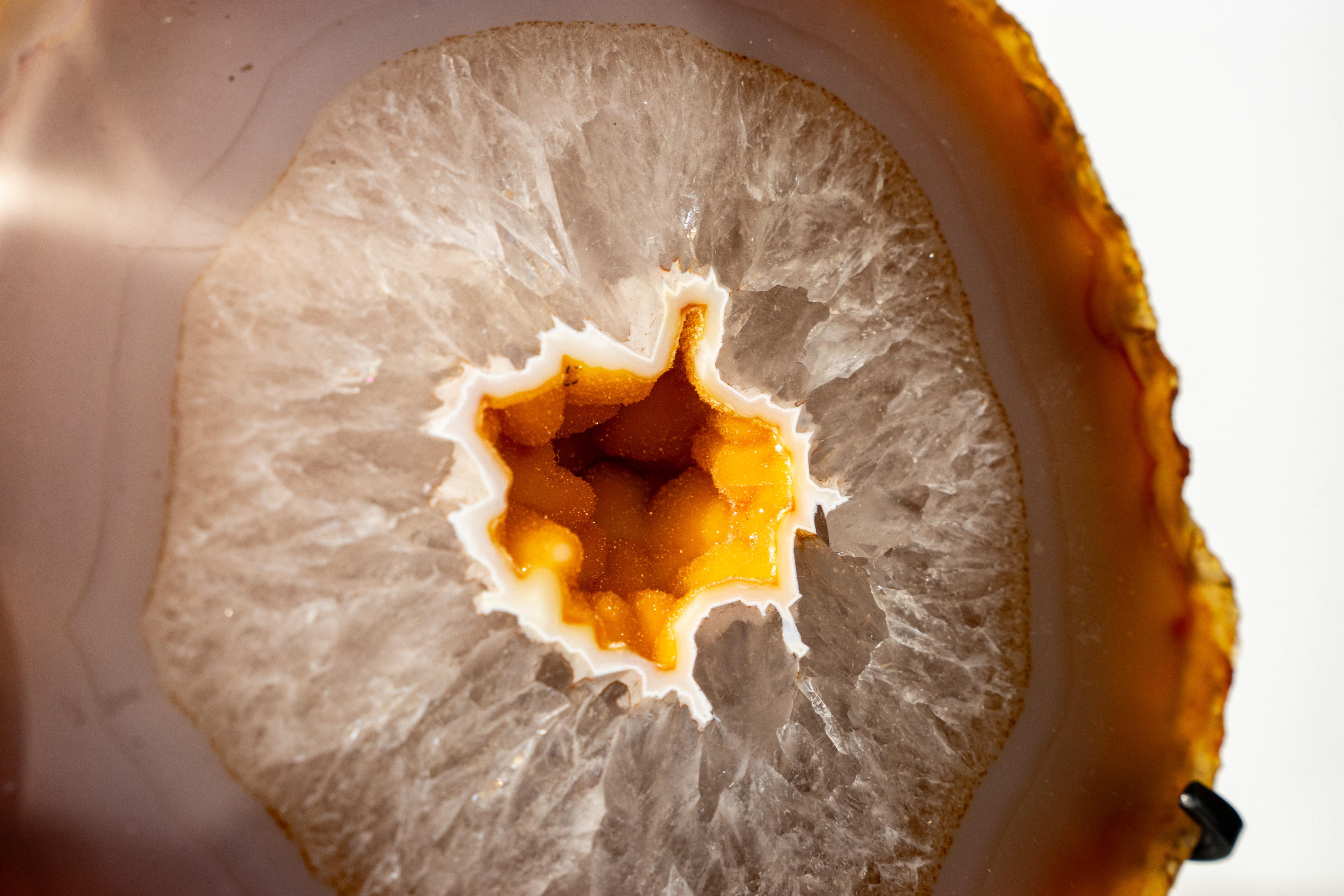 Brasiliano Raro geode di agata gialla con druzy galassia d'oro in vendita