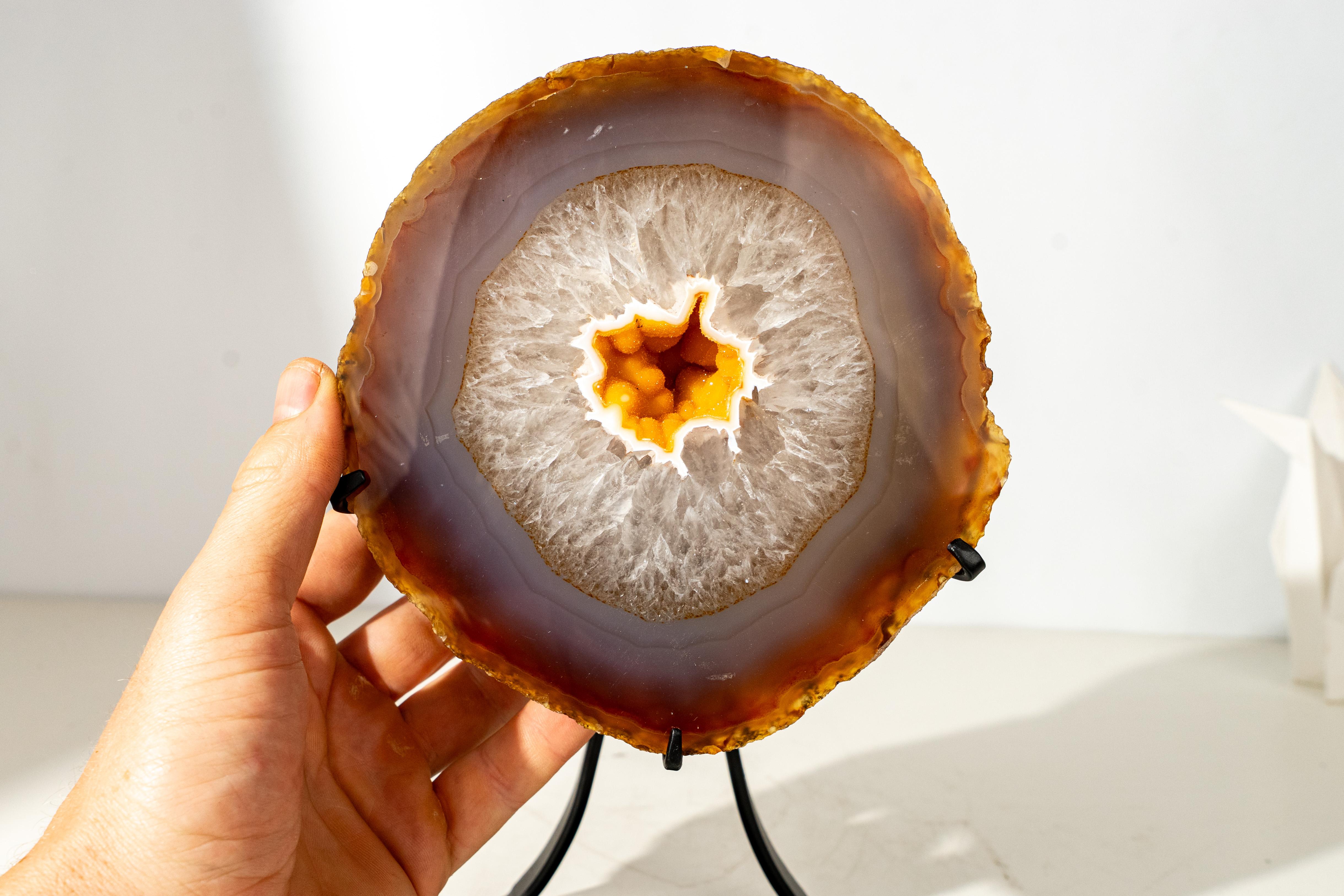 XXI secolo e contemporaneo Raro geode di agata gialla con druzy galassia d'oro in vendita