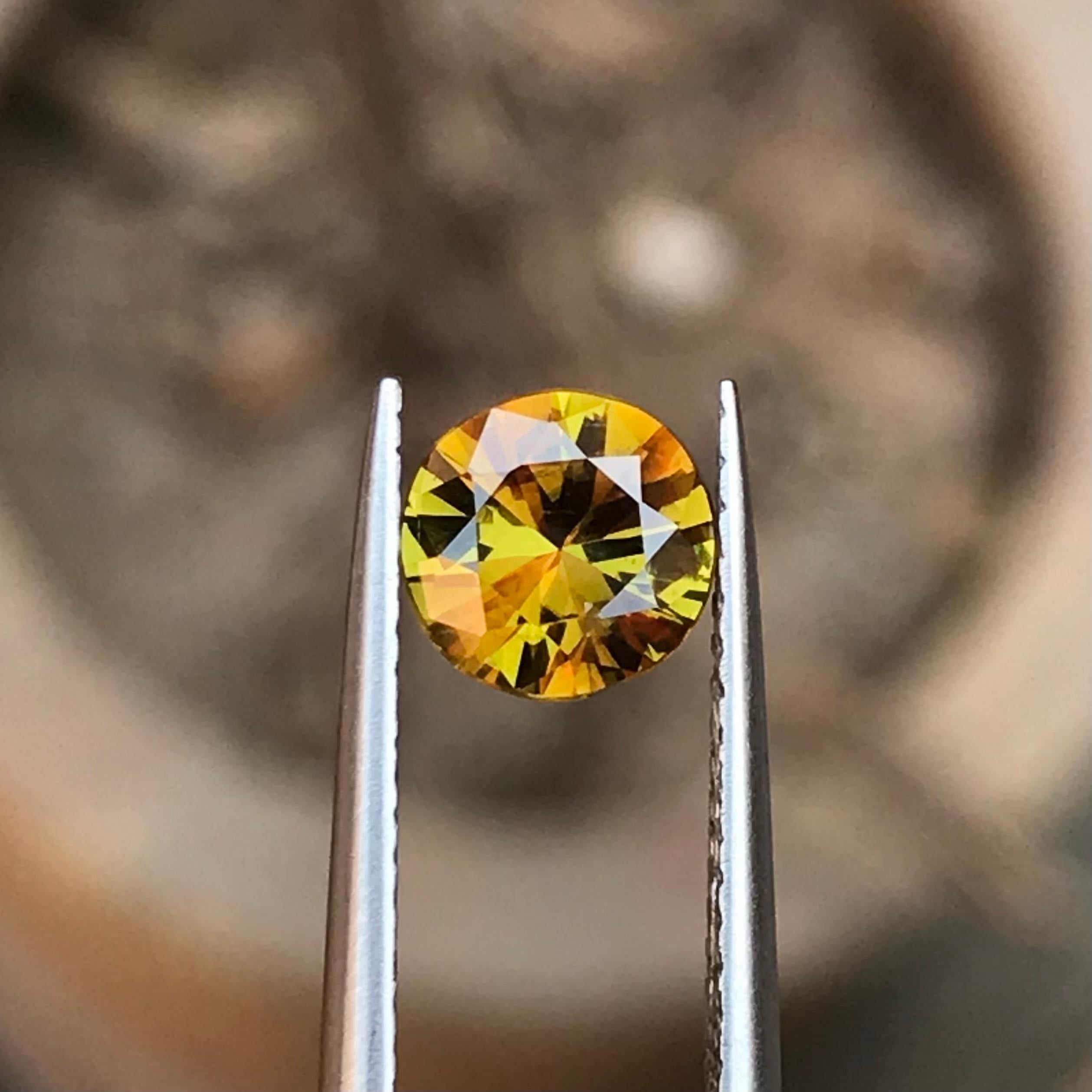 Contemporain Rare Yellow Natural Sphene Loose Gemstone, 1.05 Ct Round Brilliant for Ring en vente