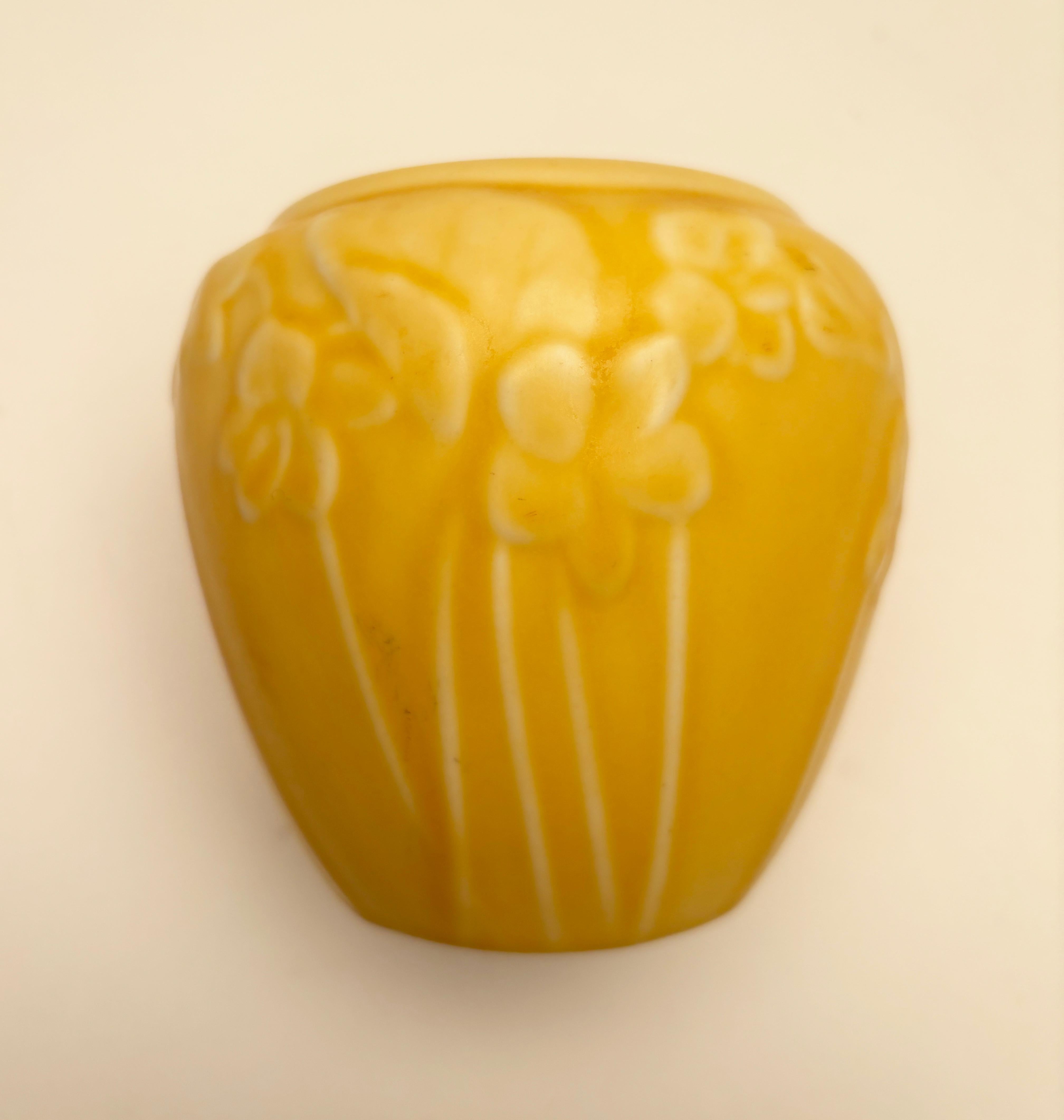 Raro vaso giallo Rookwood Violets #6432 in vendita 2