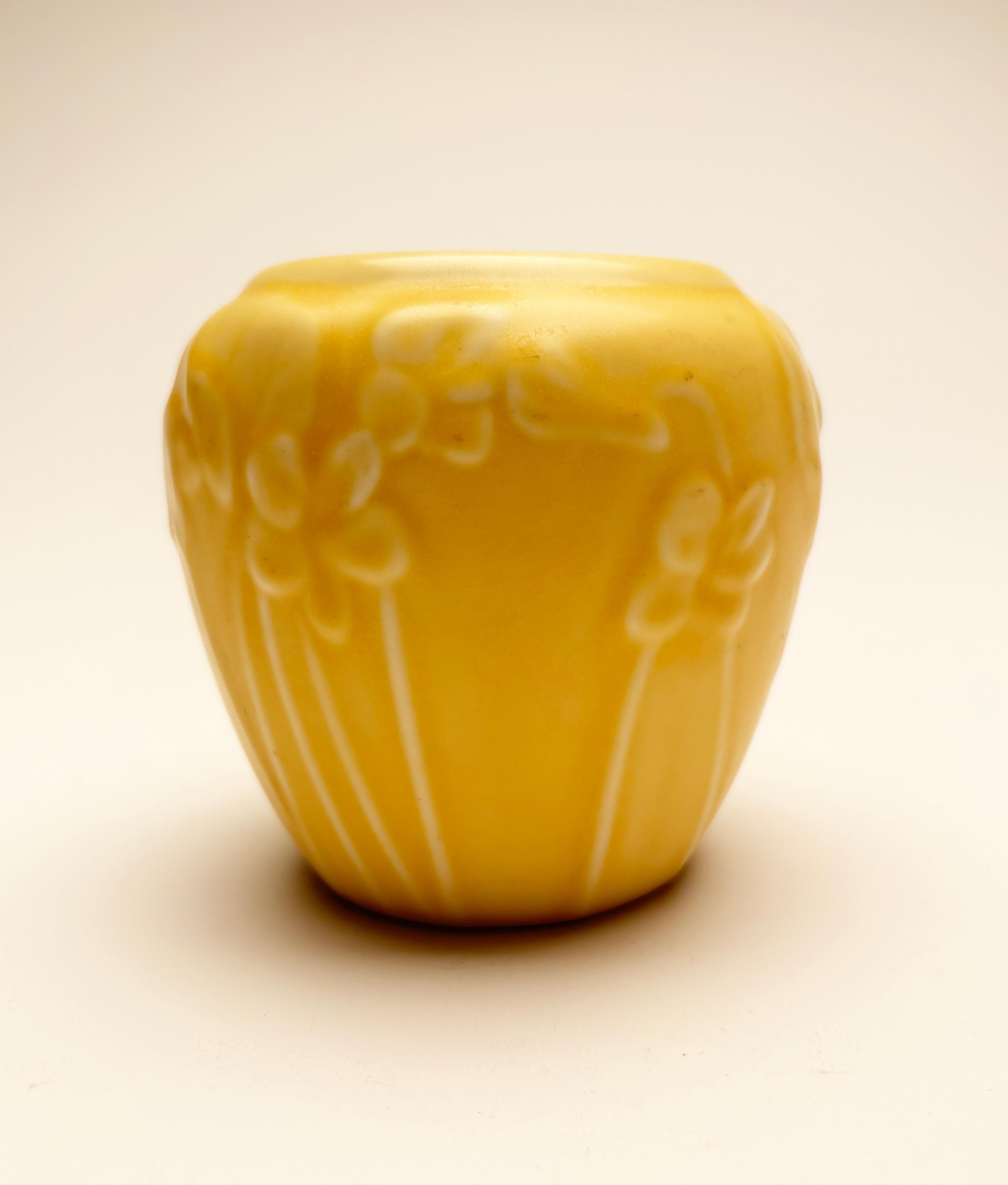 Raro vaso giallo Rookwood Violets #6432 in vendita 5