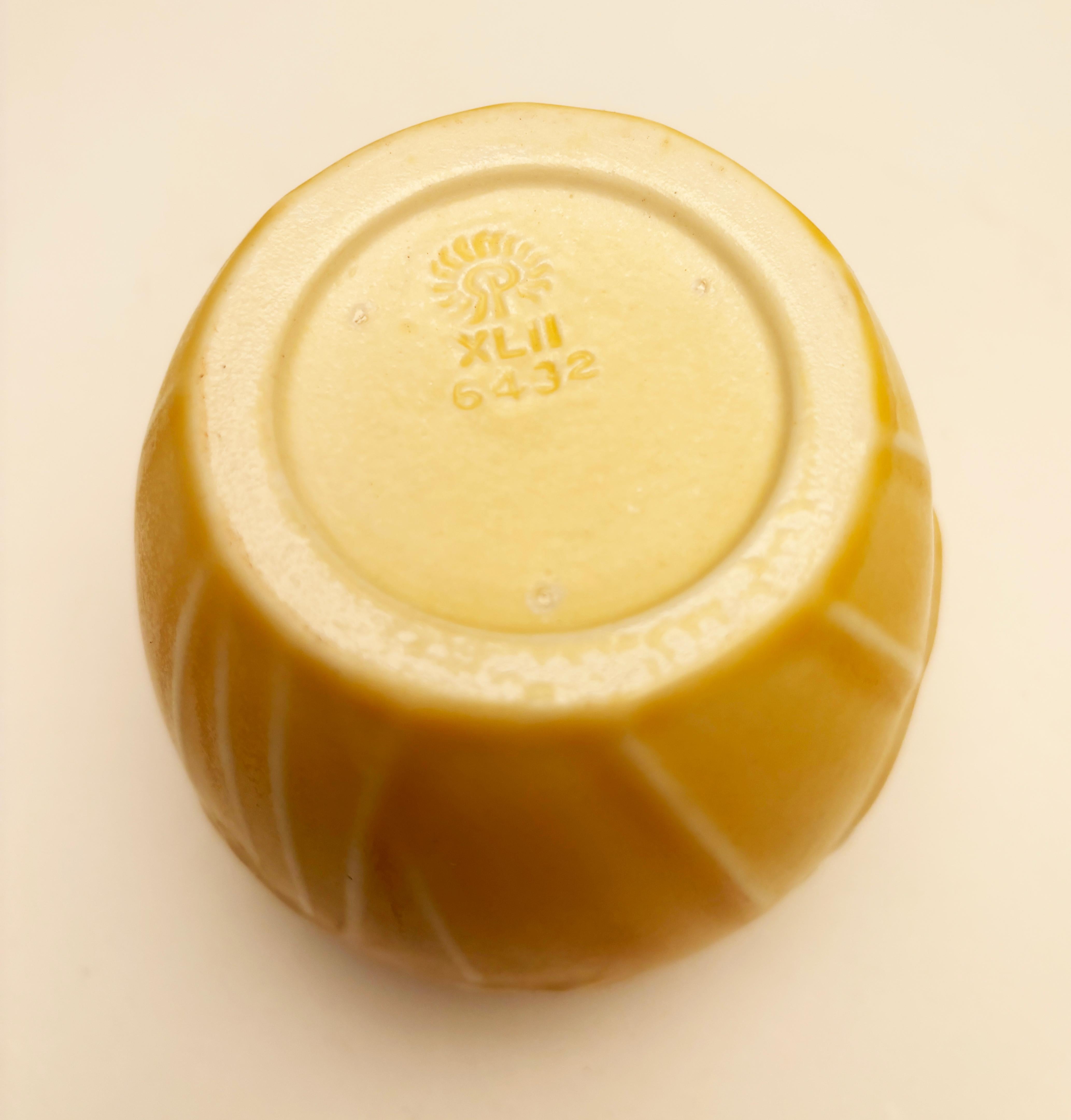 Raro vaso giallo Rookwood Violets #6432 in vendita 6
