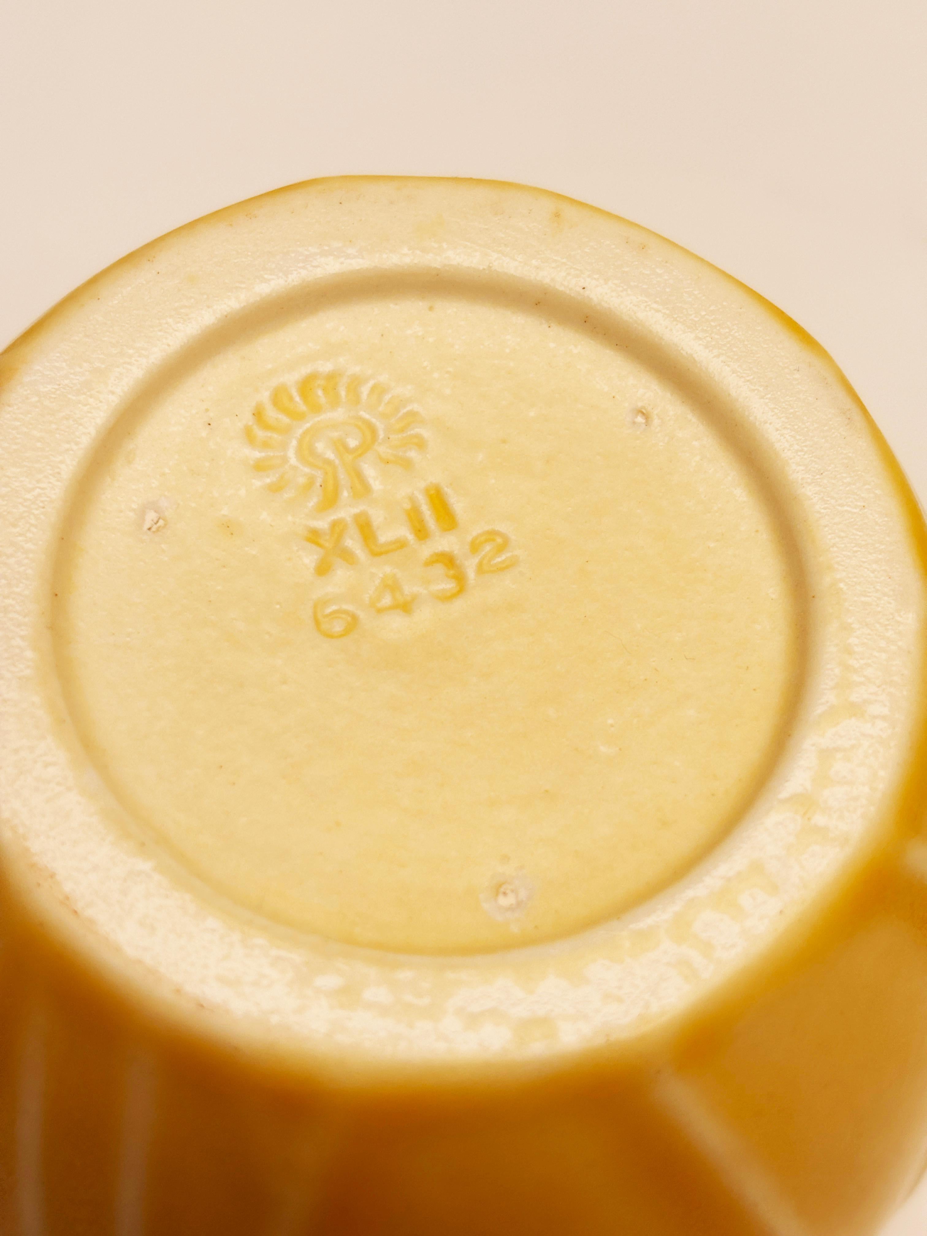 Raro vaso giallo Rookwood Violets #6432 in vendita 7