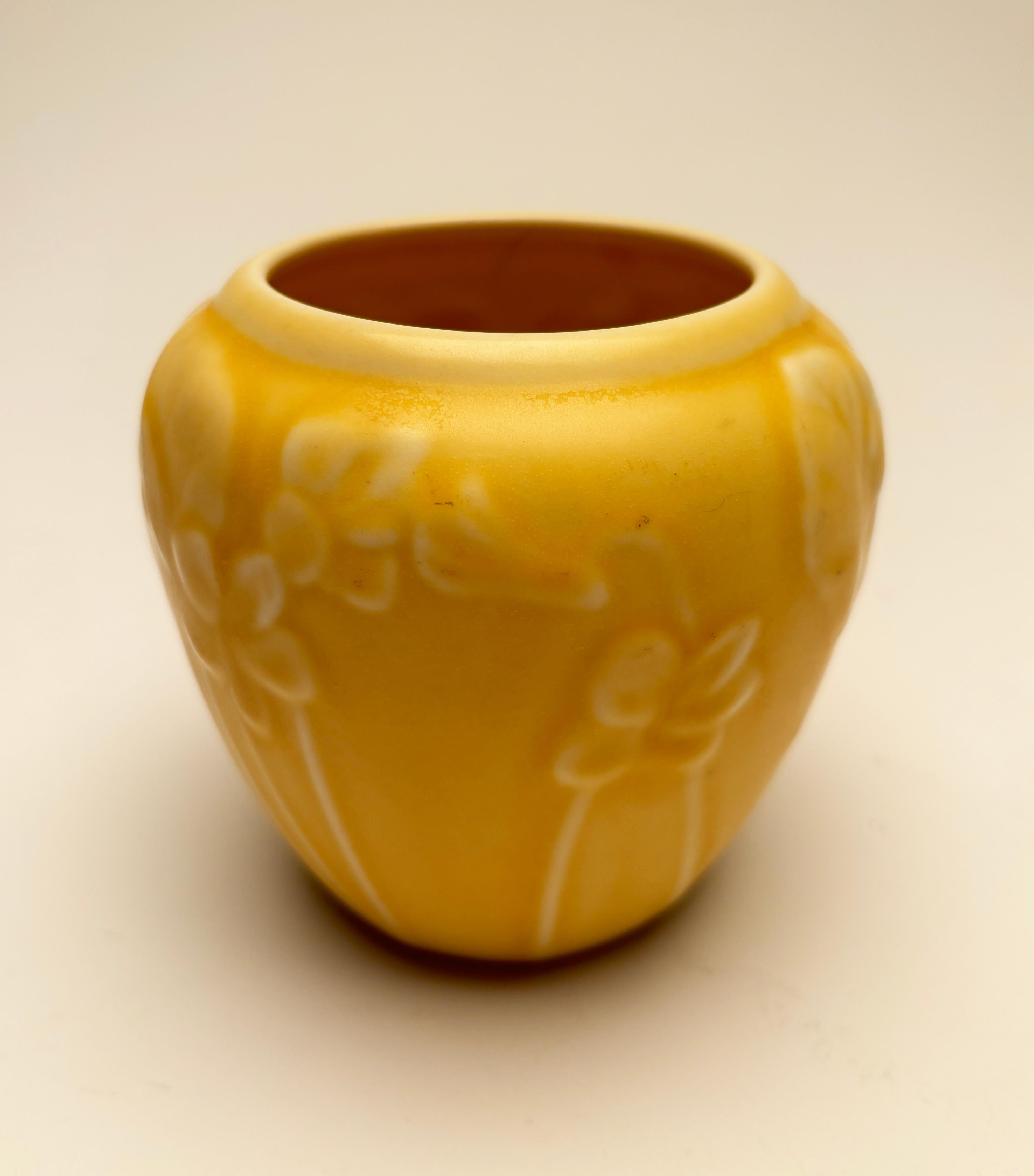 Stile Adirondack Raro vaso giallo Rookwood Violets #6432 in vendita