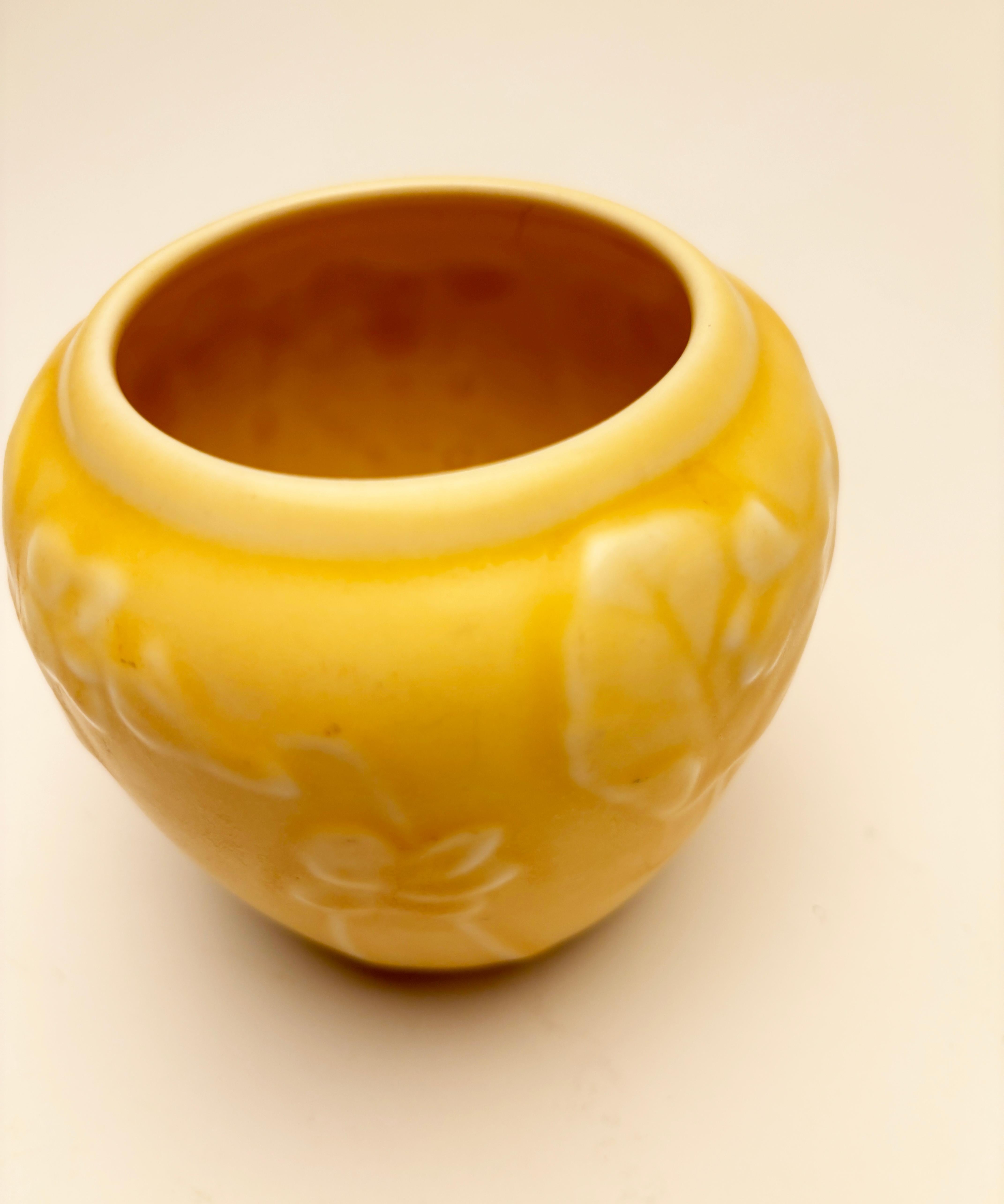 Smaltato Raro vaso giallo Rookwood Violets #6432 in vendita