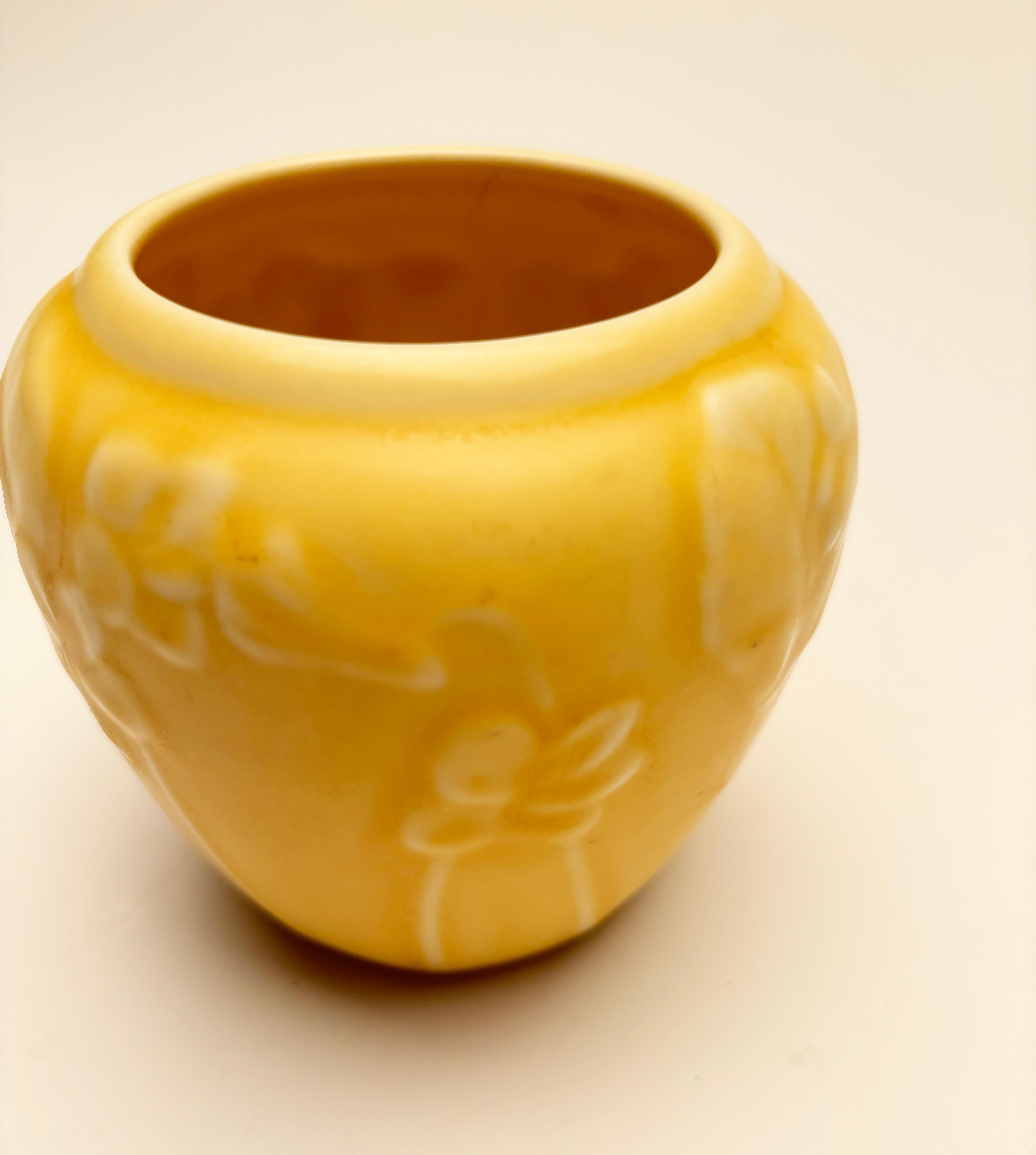 Raro vaso giallo Rookwood Violets #6432 In condizioni buone in vendita a Louisville, KY