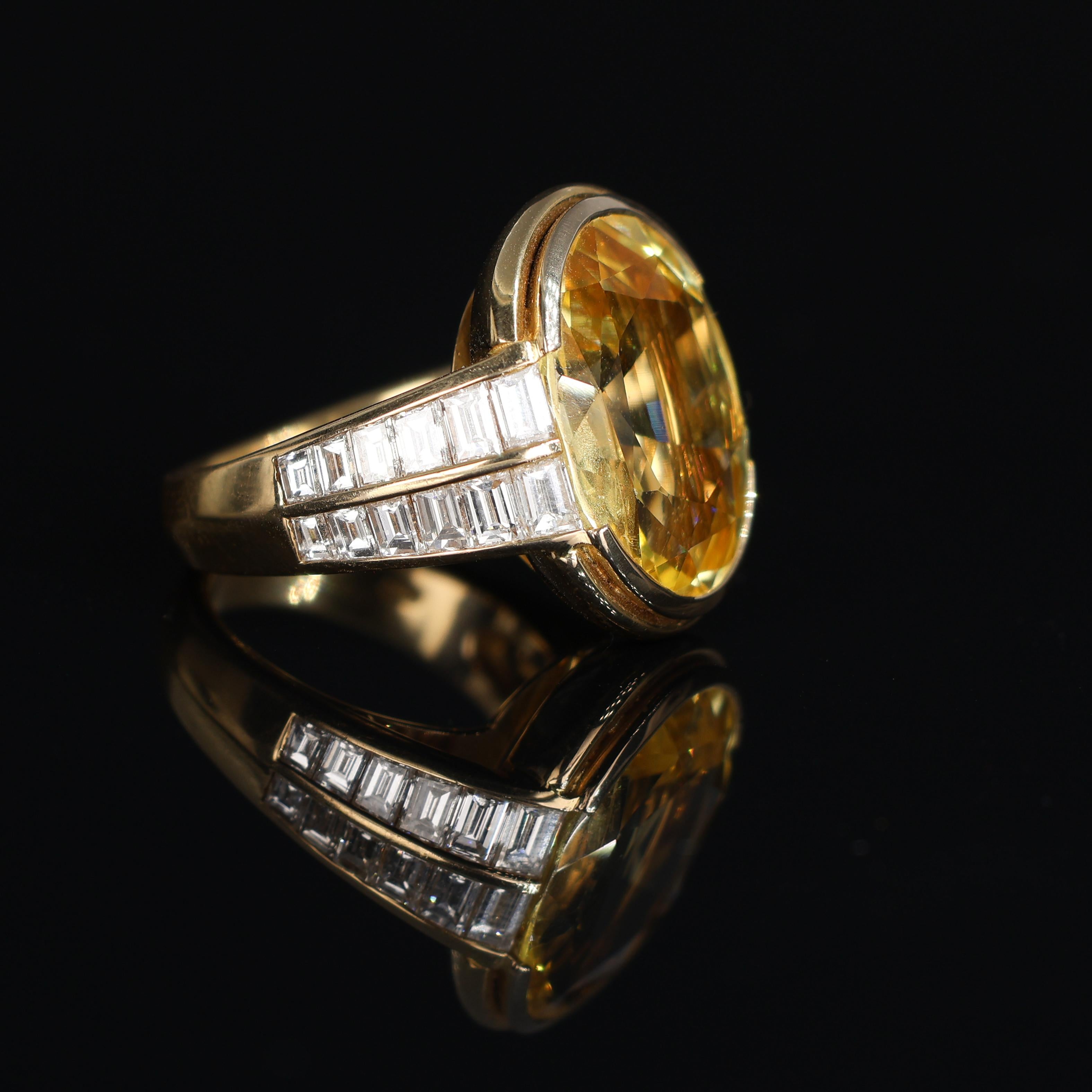 Rare Yellow Sapphire 17 carats Gold Ring Untreated No heat with Diamonds For Sale 5