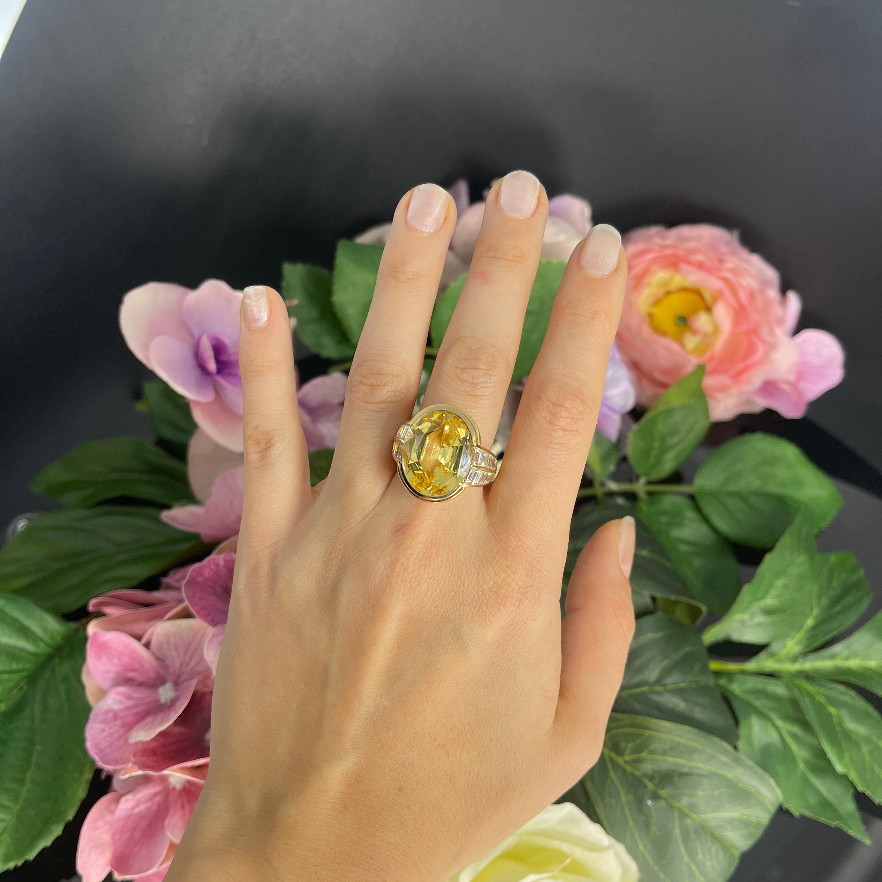 Rare Yellow Sapphire 17 carats Gold Ring Untreated No heat with Diamonds For Sale 11