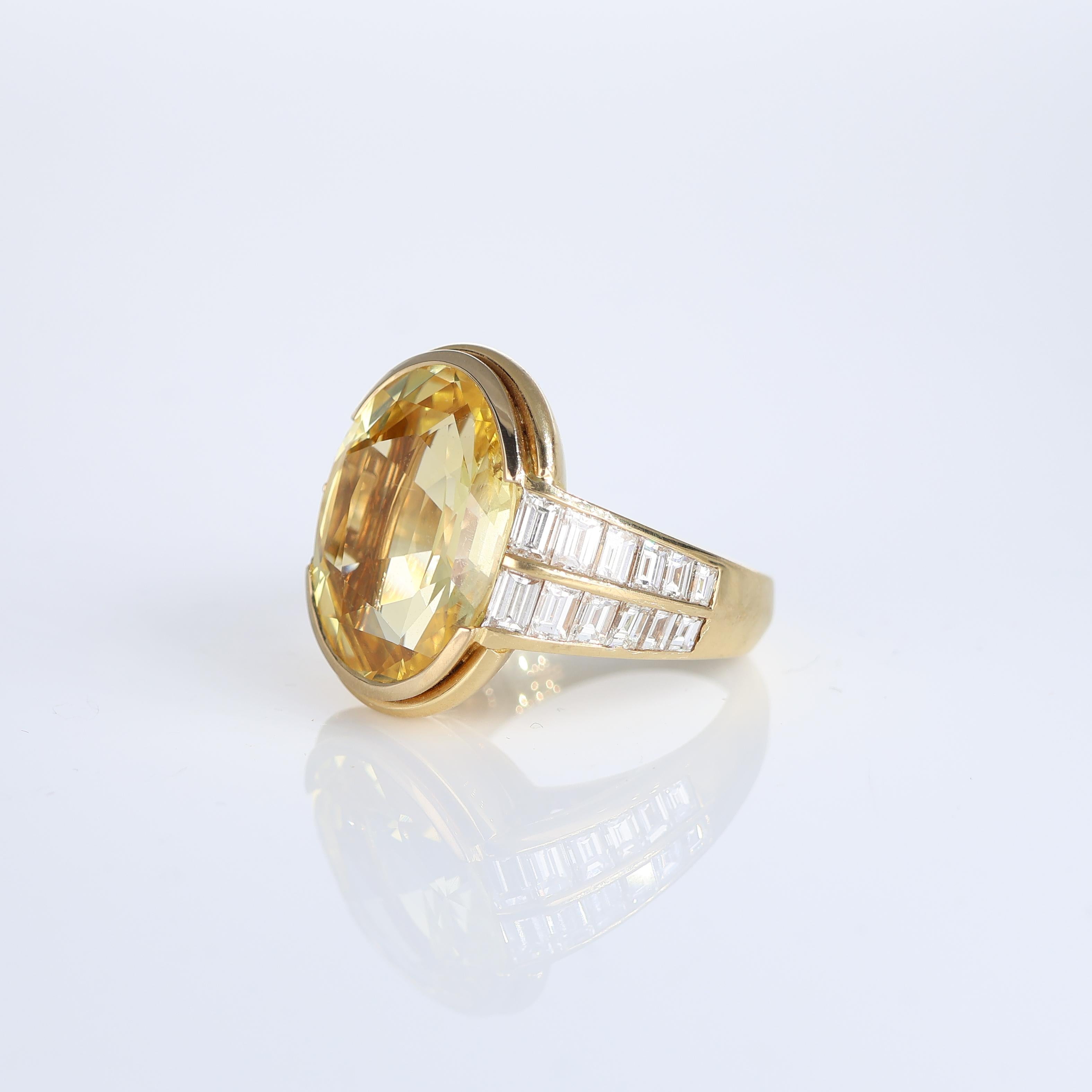 Rare Yellow Sapphire 17 carats Gold Ring Untreated No heat with Diamonds In New Condition For Sale In Bergamo, BG