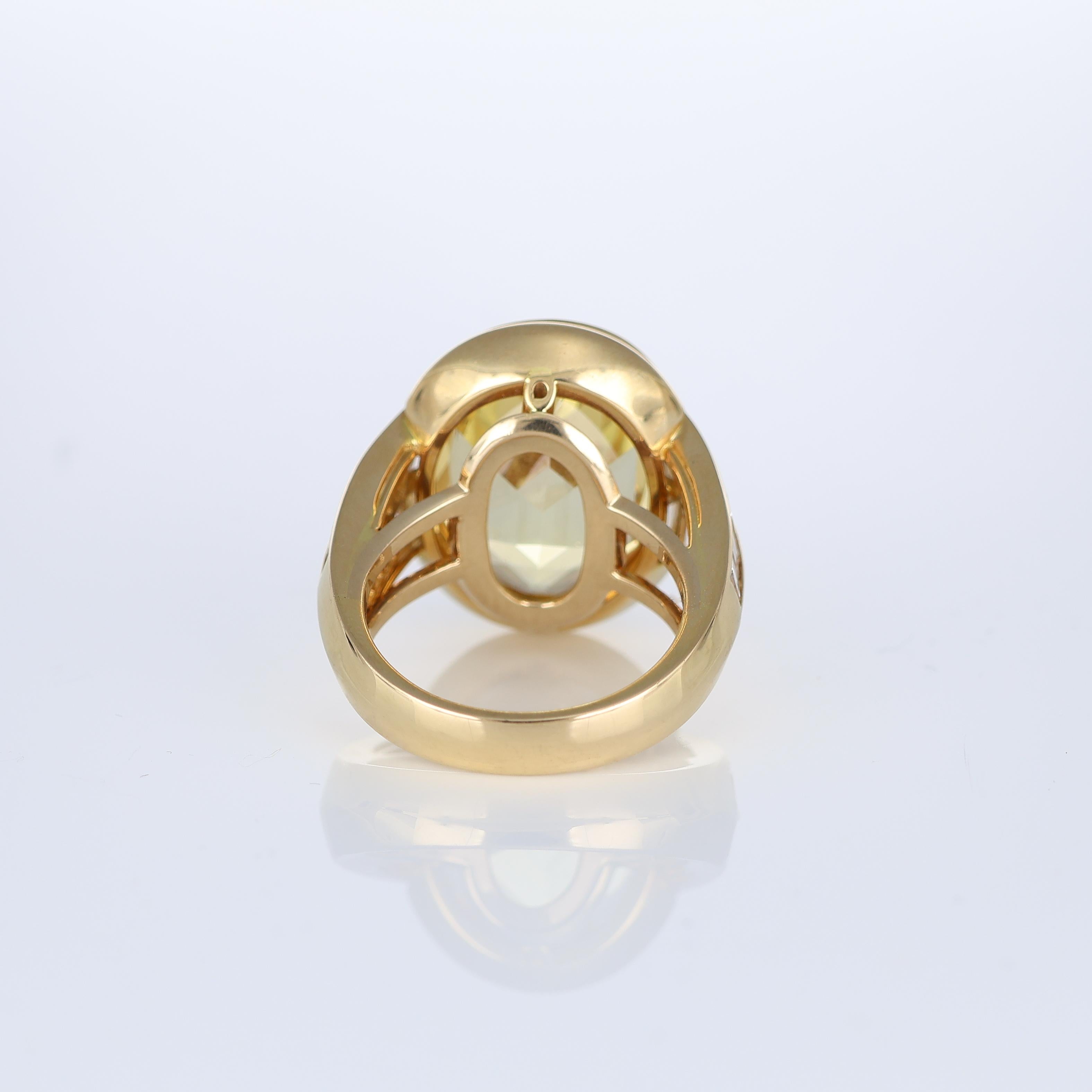 Women's or Men's Rare Yellow Sapphire 17 carats Gold Ring Untreated No heat with Diamonds For Sale