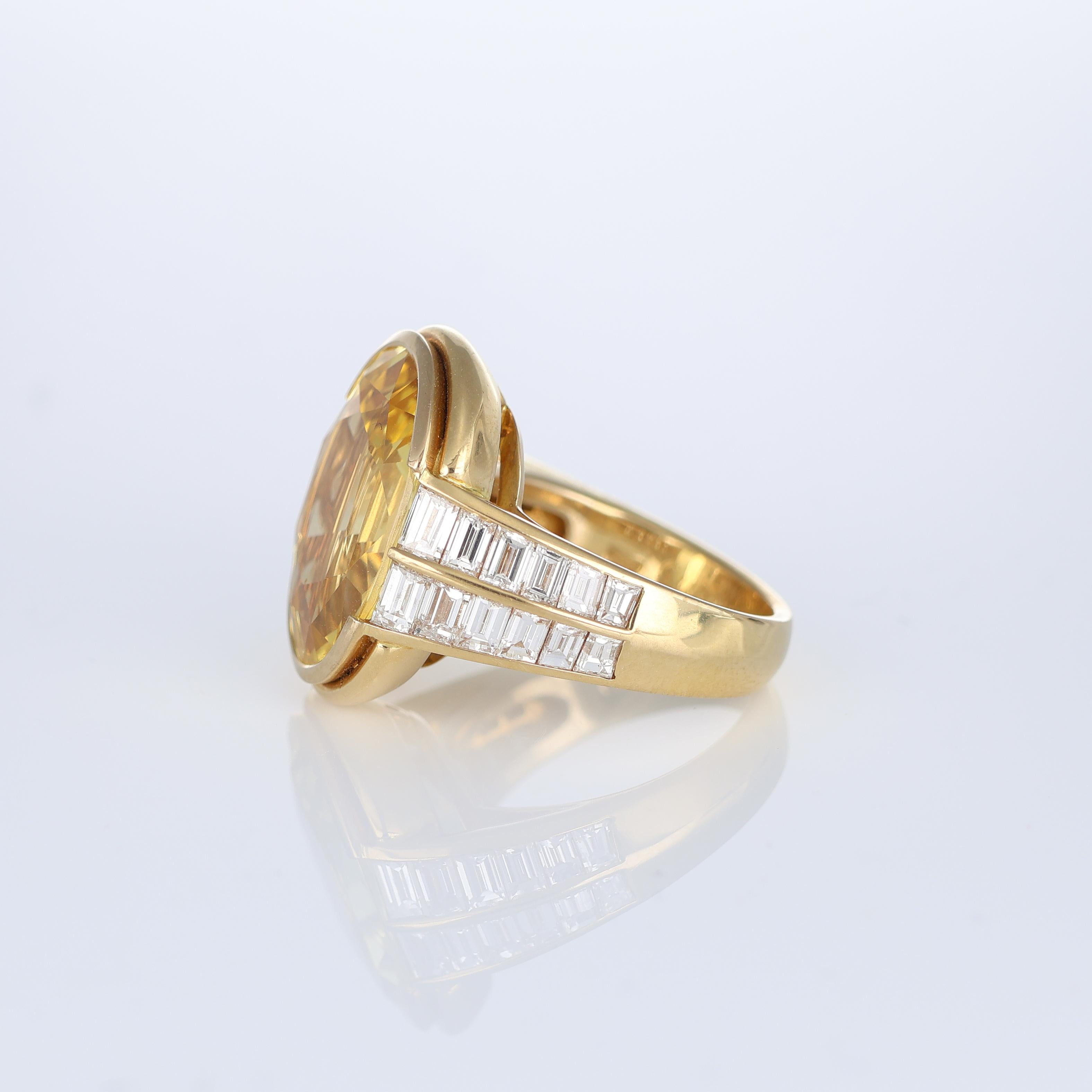 Rare Yellow Sapphire 17 carats Gold Ring Untreated No heat with Diamonds For Sale 2