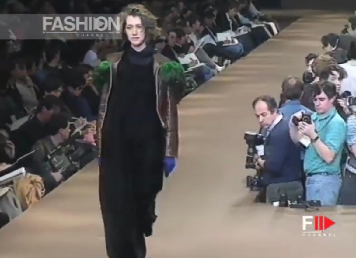 At Julia's Dressing, we are totally hooked by this ultra-rare and collectible 90s Yohji Yamamoto set ! The fashion designer created here an unexpected drama to give his design a cool, distinct edge.
Made from panels of glossy brown leather and